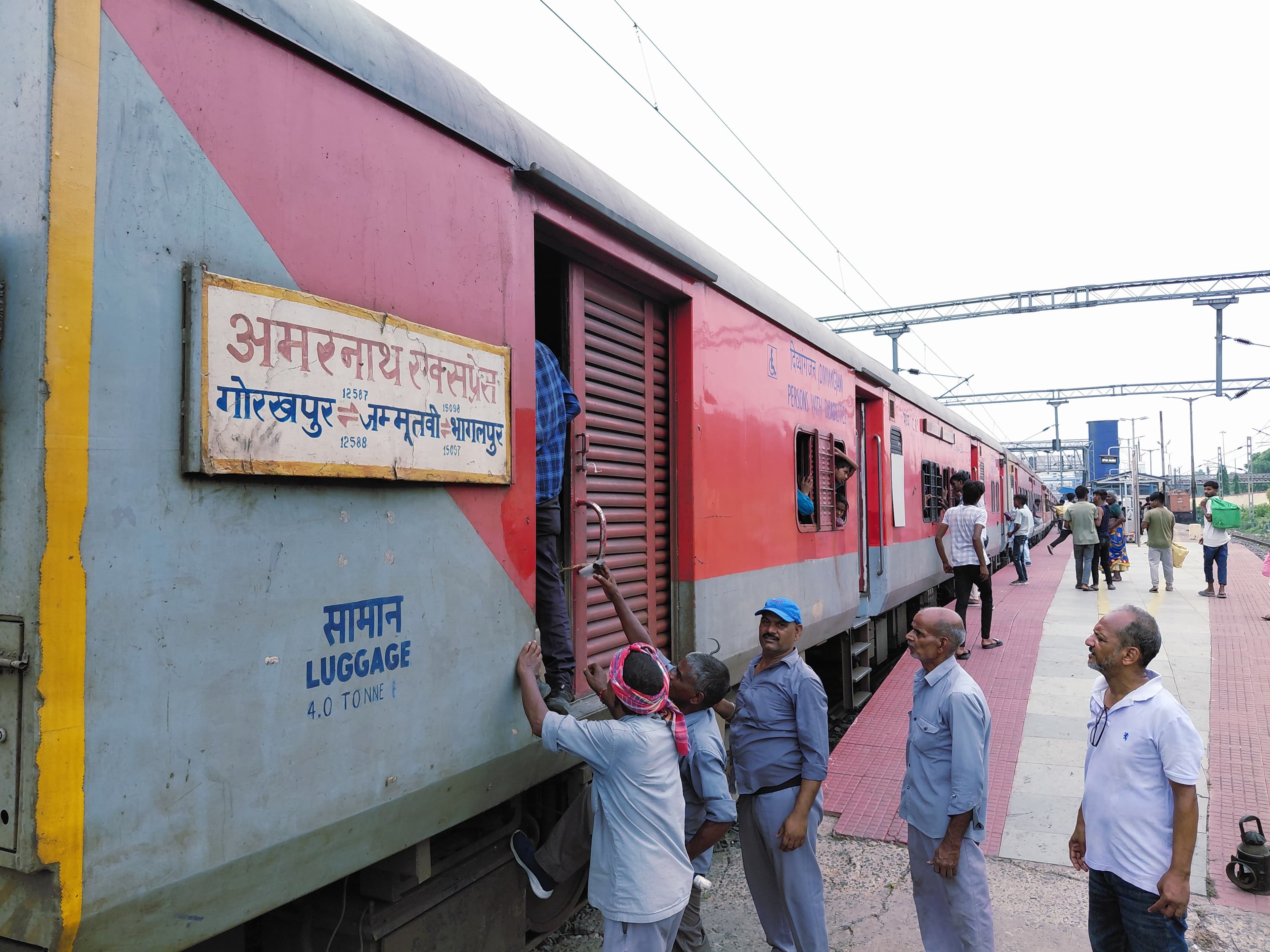 पांच घंटे विलंब से चलकर जमालपुर पहुंची जम्मूतवी - भागलपुर अमरनाथ एक्सप्रेस