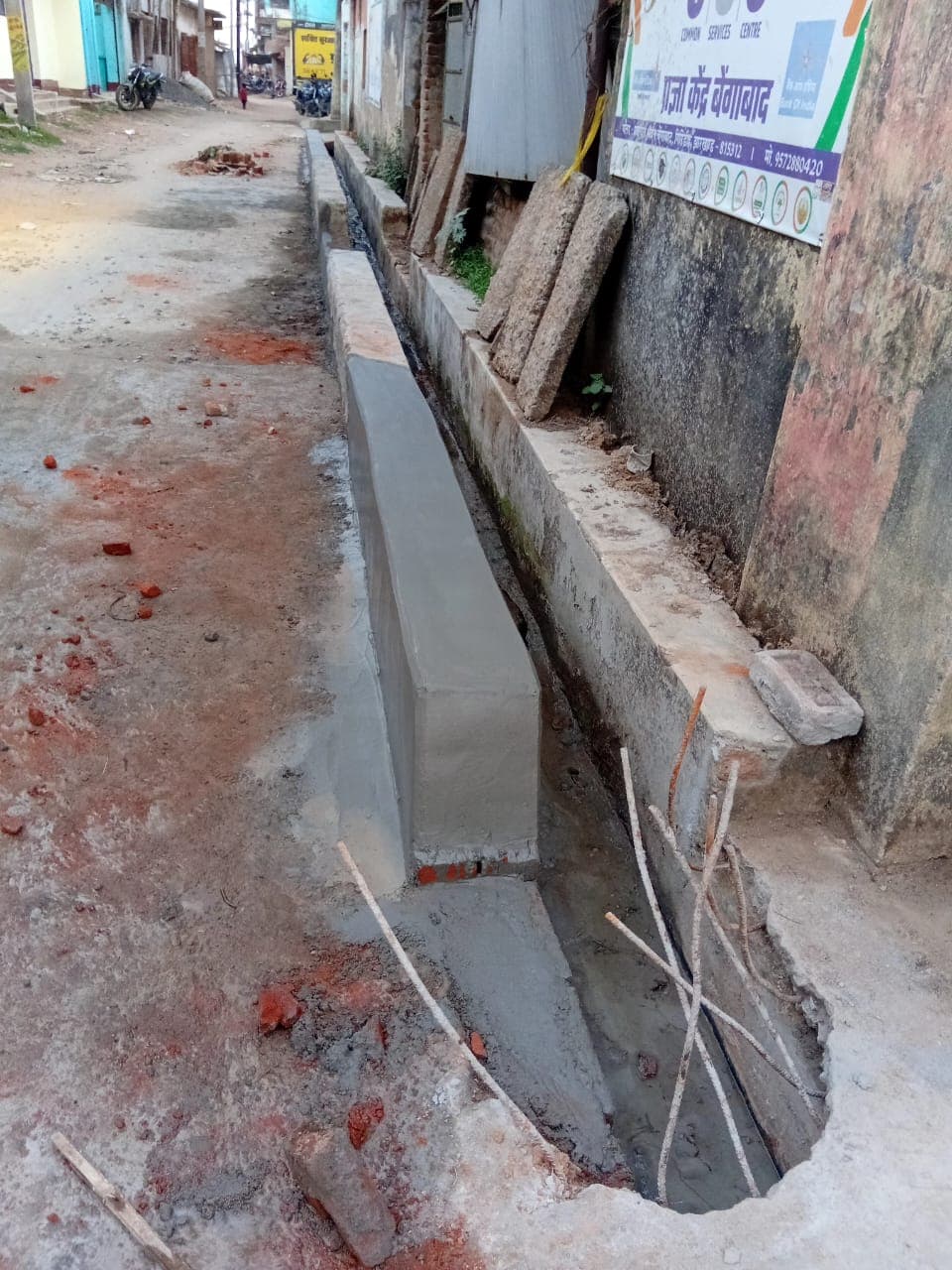 Giridih News :पुरानी योजना को नया बनाने में जुटे संवेदक