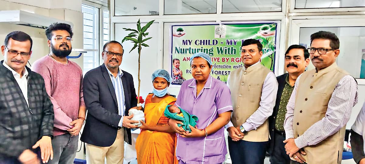 Rourkela News: राउरकेला सरकारी अस्पताल की ‘मेरा बच्चा-मेरा पेड़’ पहल से पर्यावरण संरक्षण और पेरेंटिंग को मिला बढ़ावा