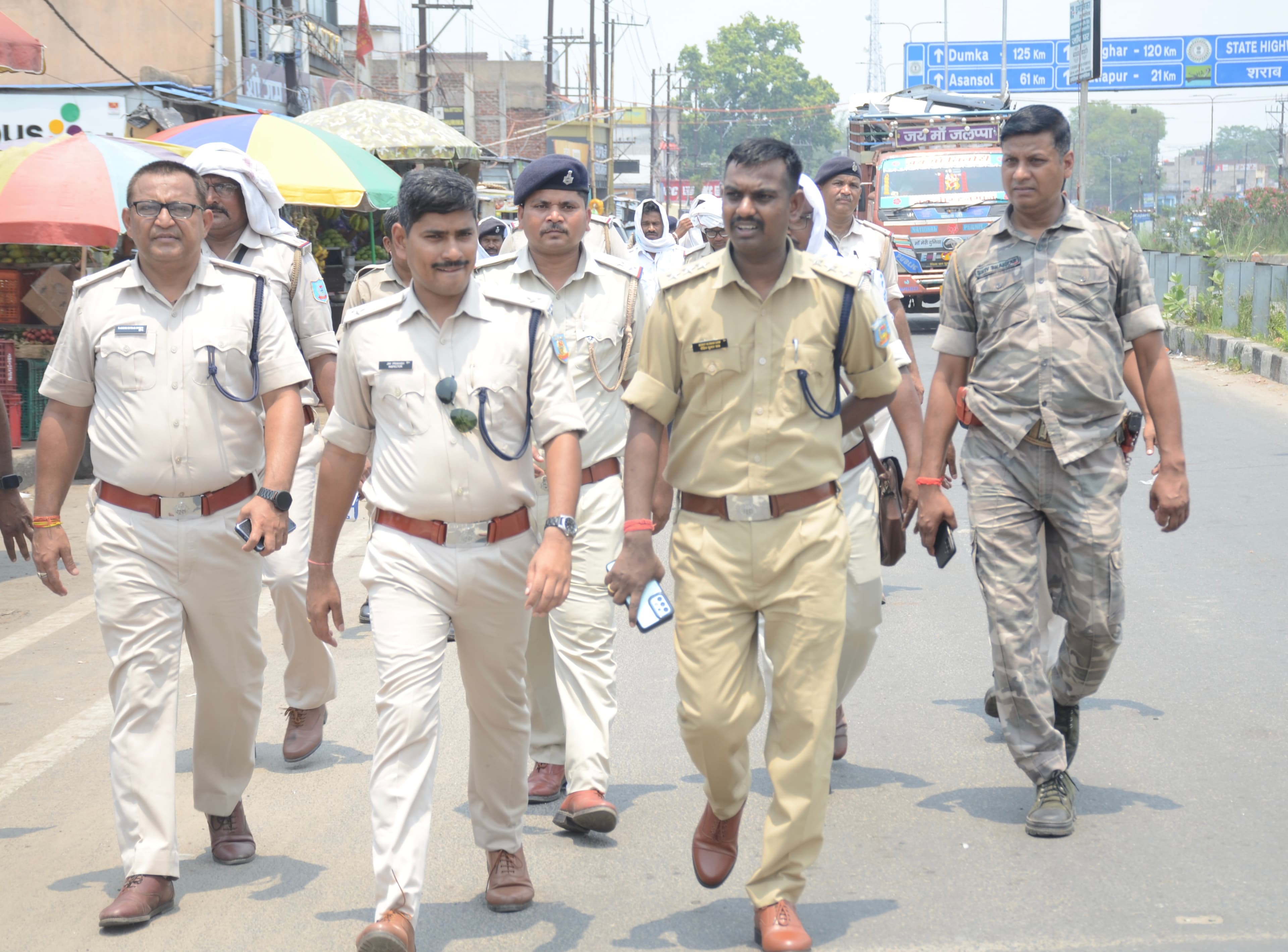 Dhanbad News: अवैध पार्किंग के खिलाफ चला अभियान, 217 वाहनों का चालान, छह ऑटो-टोटो जब्त