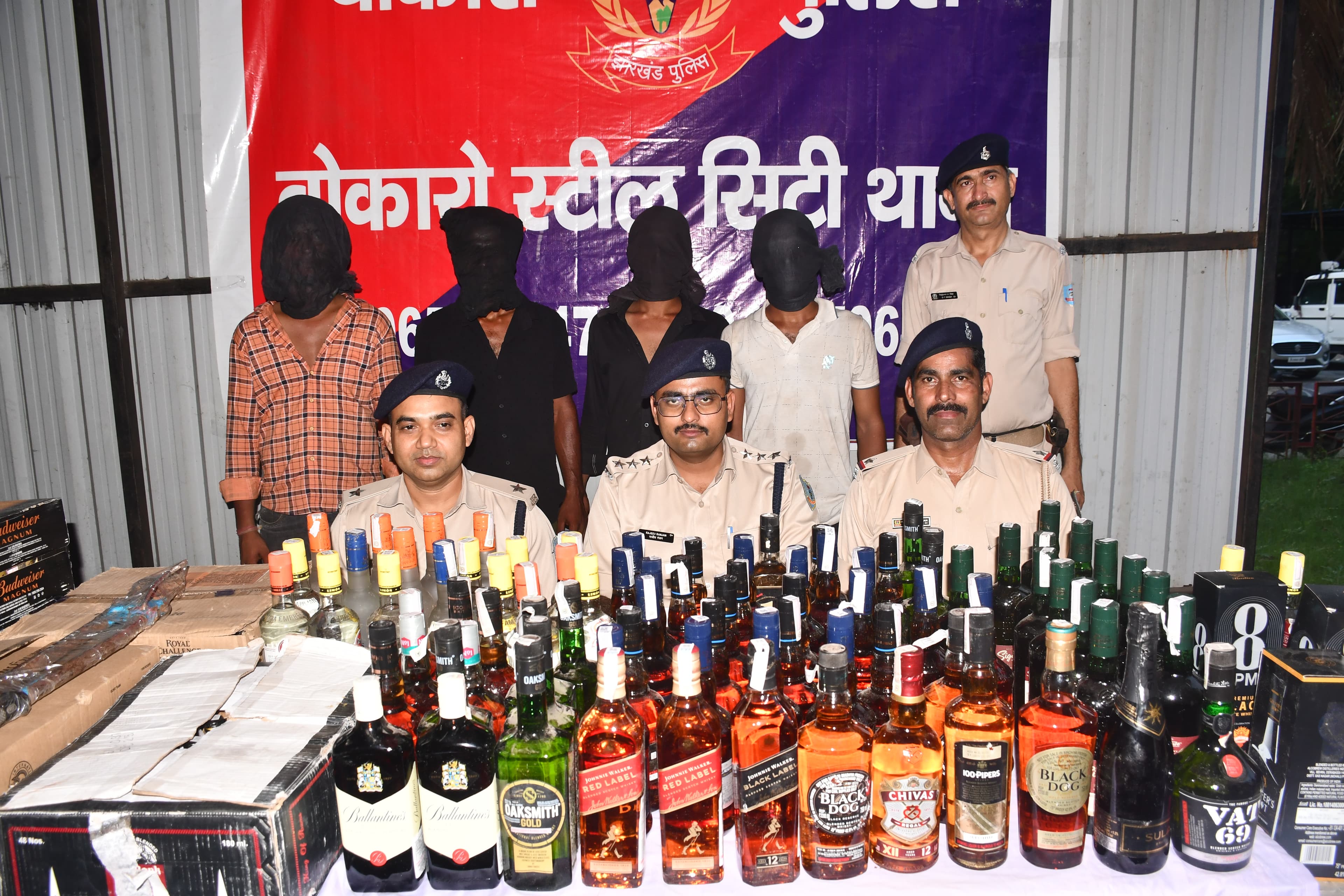 Bokaro News : चोरी के छह घंटे बाद ही चार आरोपी गिरफ्तार, 3.5 लाख का शराब बरामद