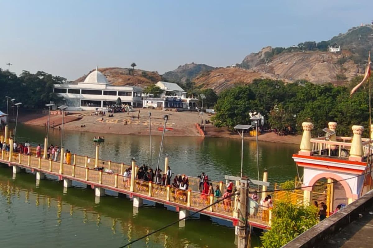 बांका में सुबह 5 बजे खुल गया मंदिरों का पट, मंदार में प्रभु को कराया गया पंचामृत स्नान