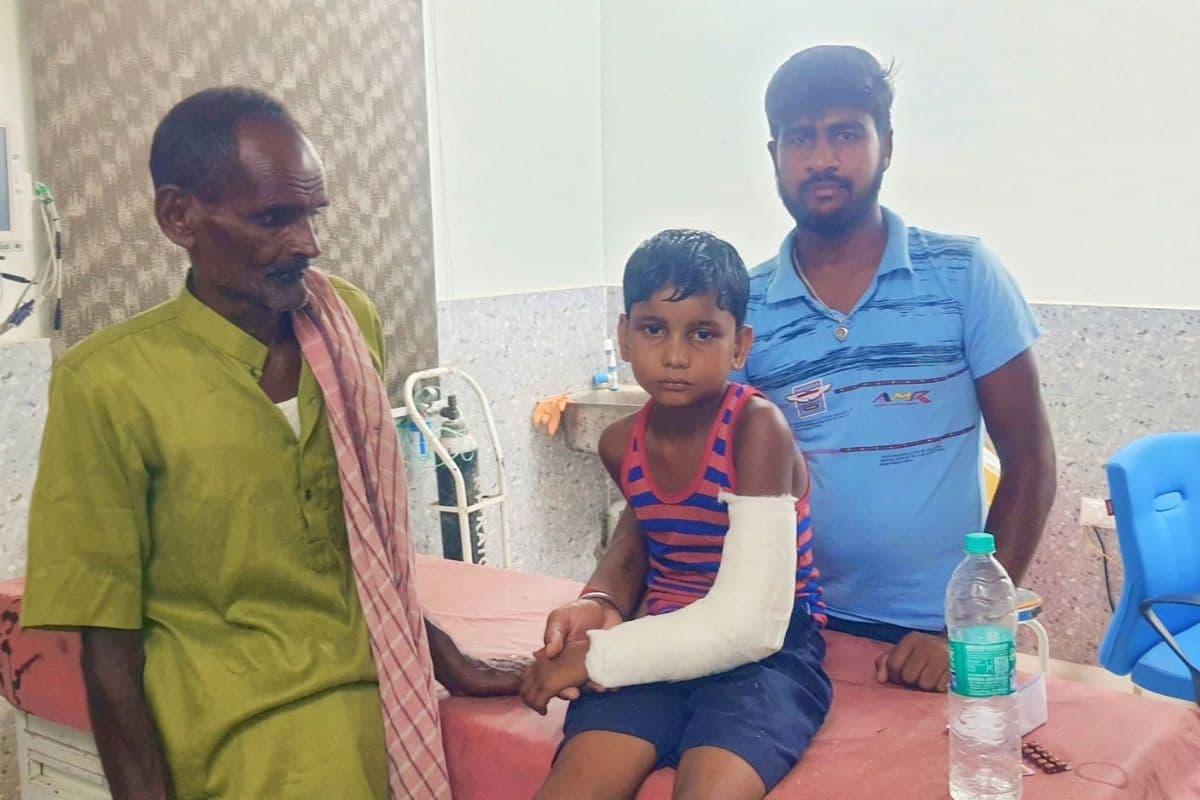 कटोरिया में दोस्तों के साथ खेल रहा था किशोर, 10 फीट ऊंची चहारदीवारी से गिरा, टूट गयी हाथ की हड्डी