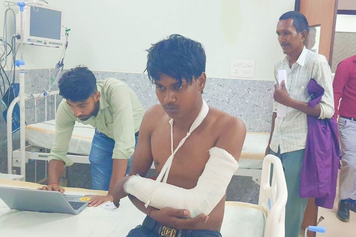 आदत का साइड इफैक्ट : कटोरिया में मोबाइल चलाते हुए पगडंडी से गिरा युवक, टूट गयी हाथ की हड्डी