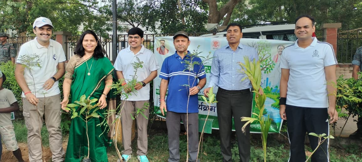 विश्व पर्यावरण दिवस पर वन विभाग के पदाधिकारी, मेयर, जिलाधिकारी, एसएसपी ने किया पौधारोपण