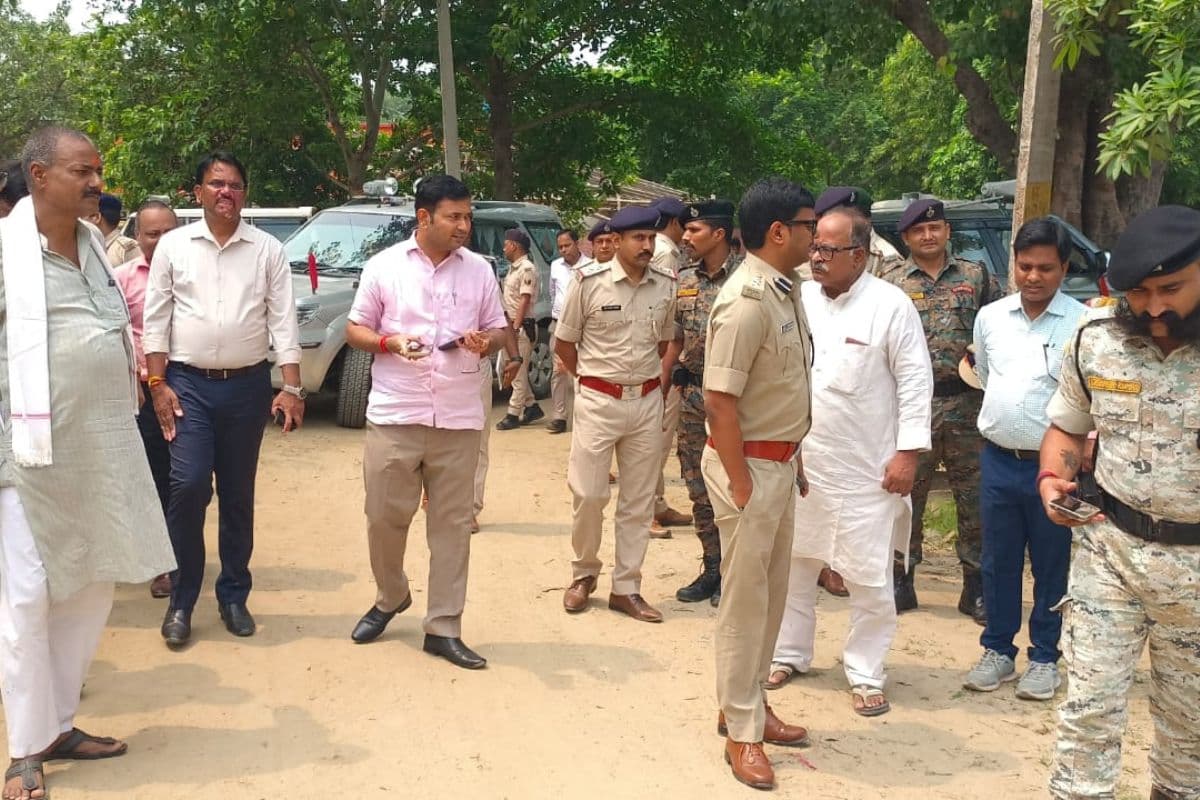 बेलहर के कांवरिया पथ पर तैयारियों का जायजा लेने उतरे डीएम-एसपी, अधिकारियों को दिये सख्त निर्देश