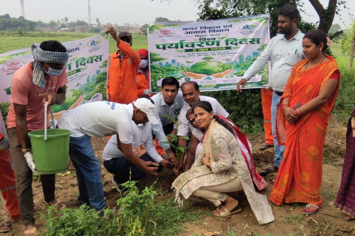 अमरपुर में अधिकारियों और समाजसेवियों ने लगाये पौधे, आम लोगों से चारों ओर हरियाली बढ़ाने का किया आग्रह