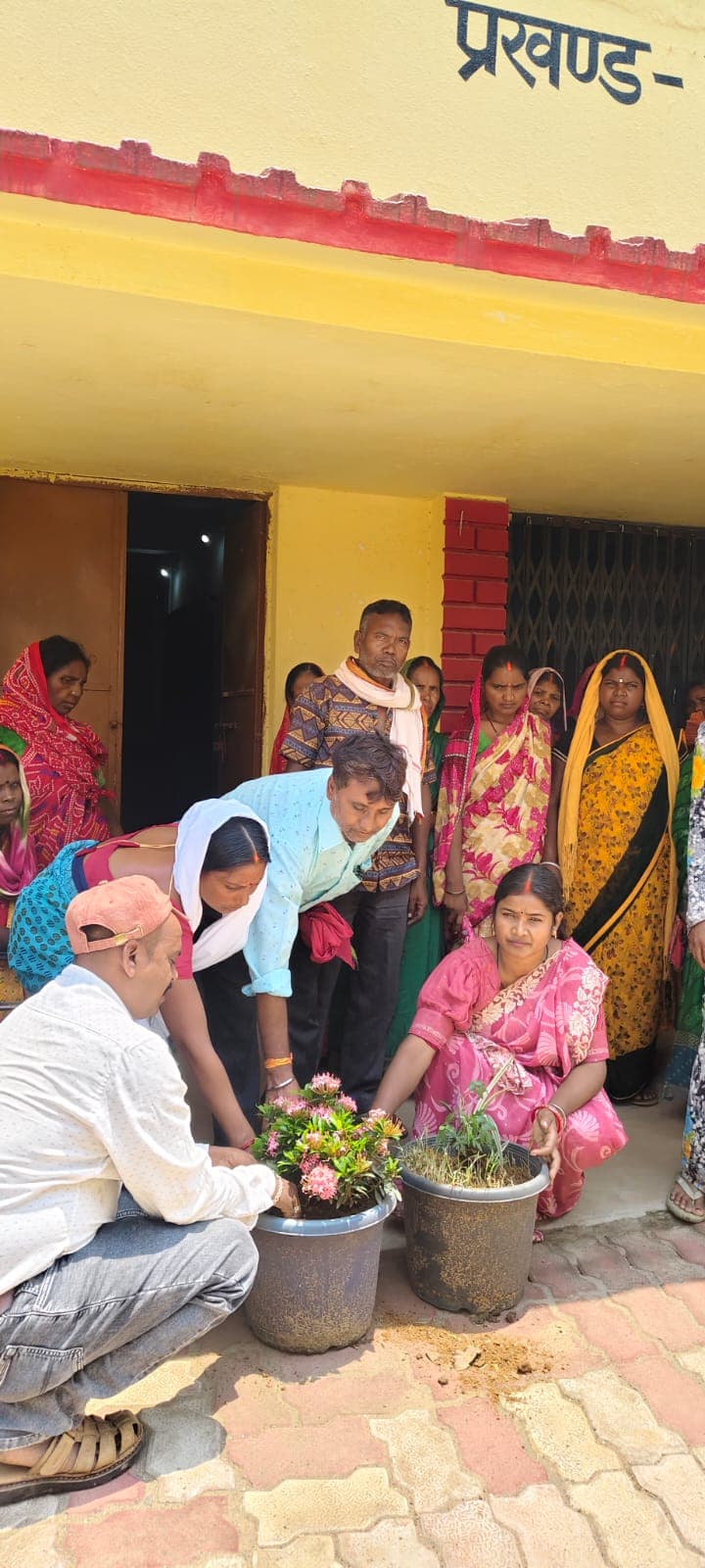 पौधे लगाकर प्रकृति रक्षा का लिया संकल्प
