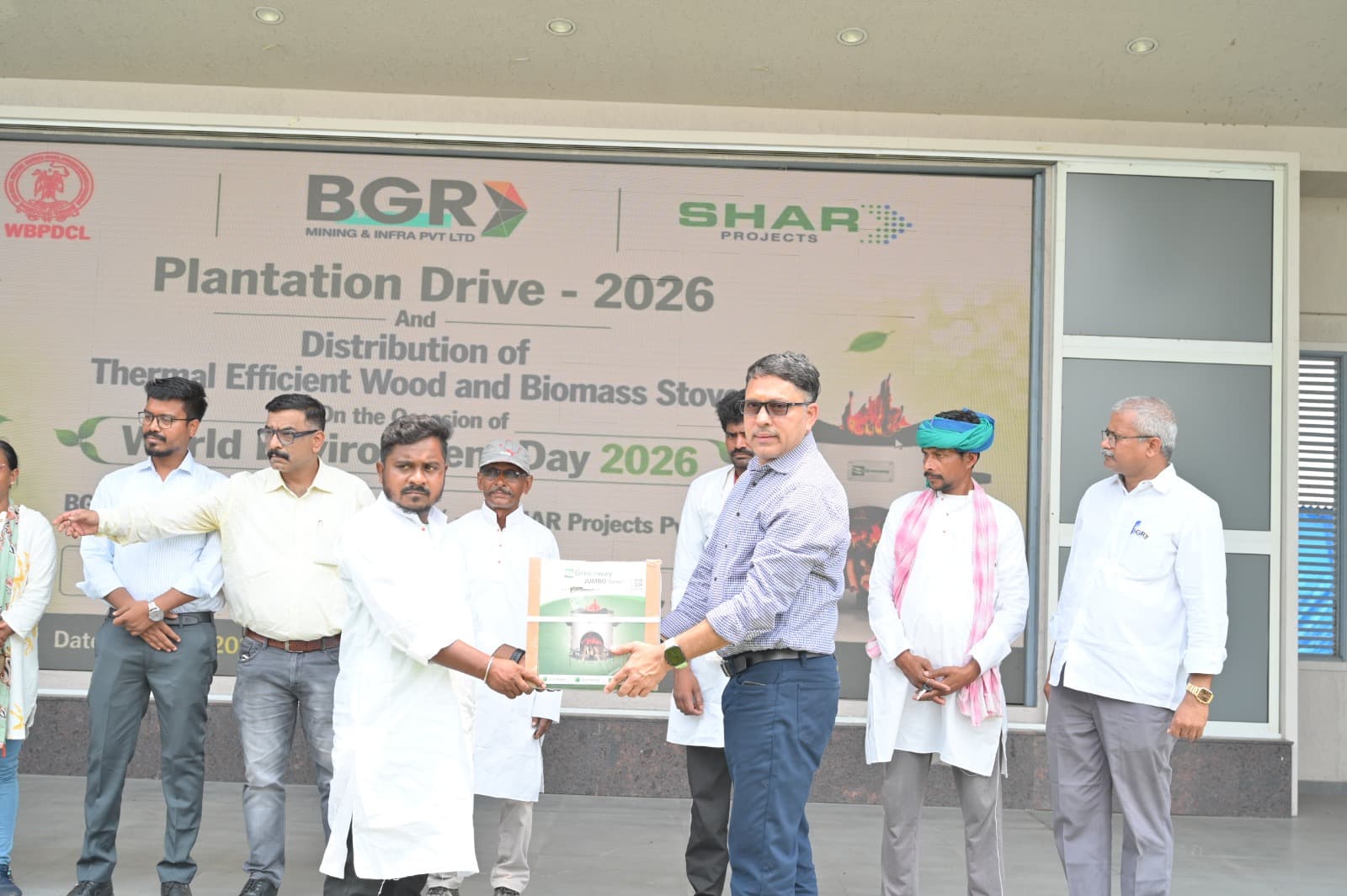 विश्व पर्यावरण दिवस...बीजीआर माइनिंग ने बांटे 20 बायोमास चूल्हे व 3400 फलदार पौधे