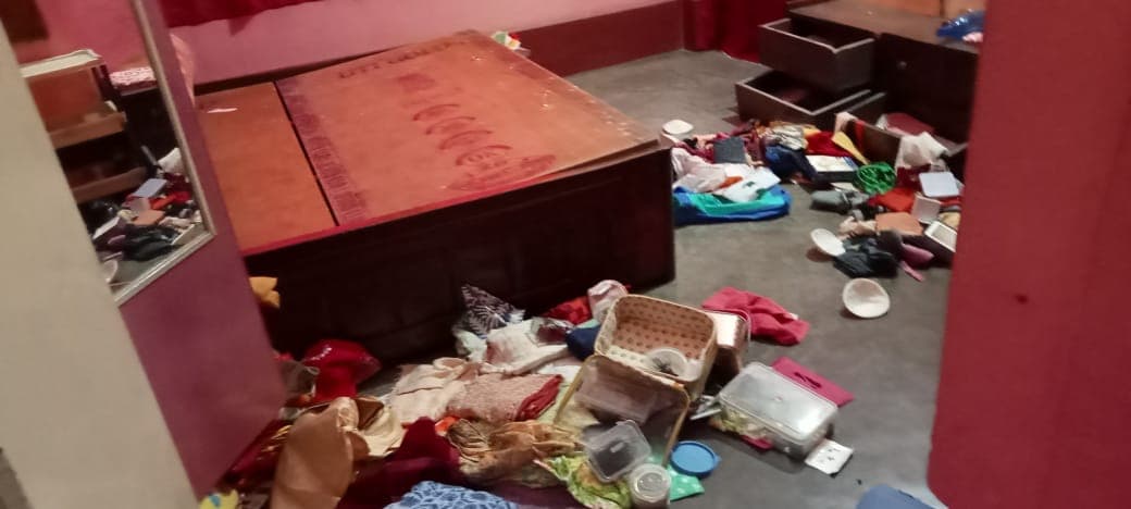 तीर्थ करने गया था परिवार, घर से नकदी सहित जेवरात ले उड़े चोर