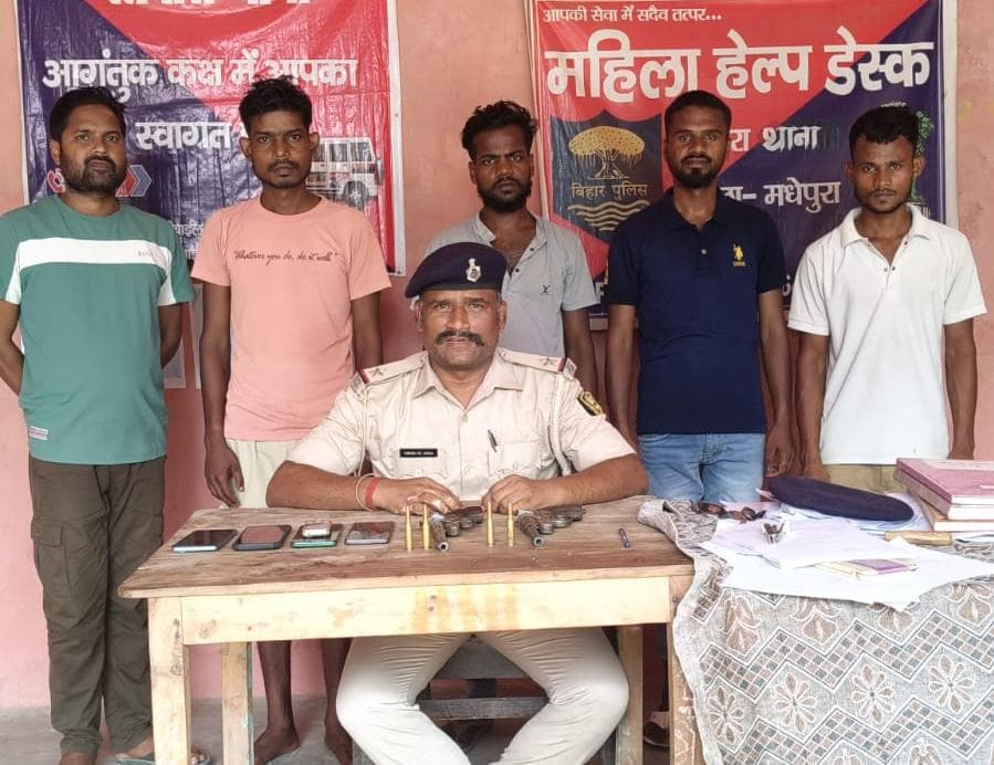 रतवारा में बड़ी वारदात की साजिश नाकाम, पांच अपराधी हथियार के साथ गिरफ्तार