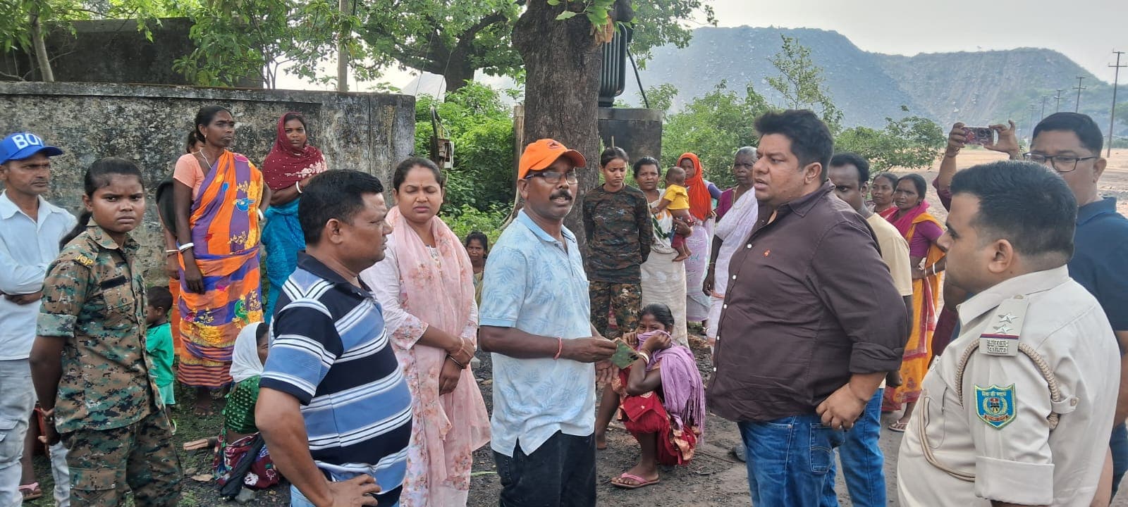 चितरा : मुआवजे की मांग को लेकर सात घंटे किया चितरा-बस्ती पालोजोरी सड़क जाम