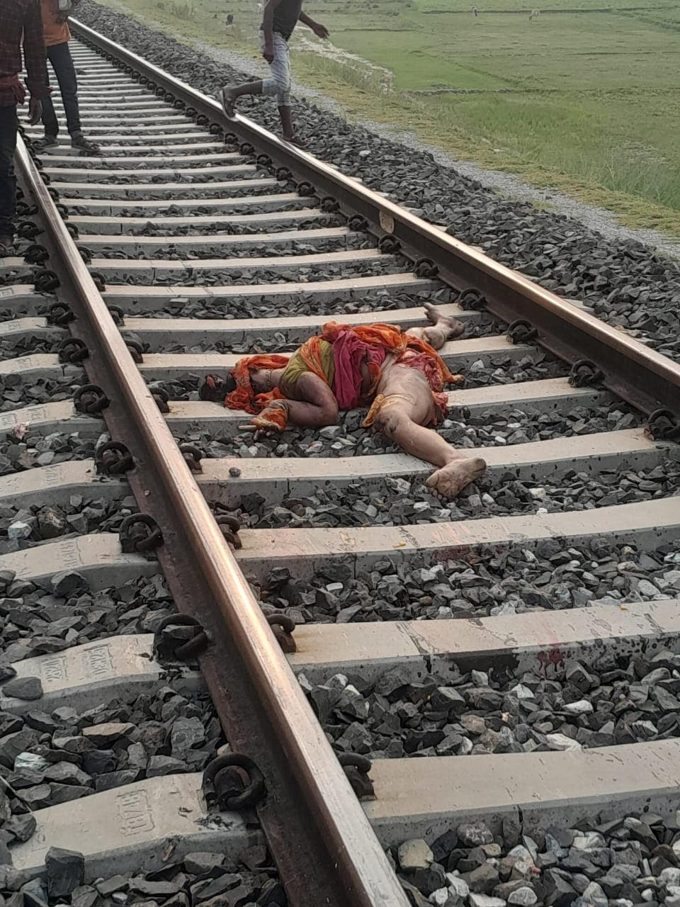 महिला ने ट्रेन के सामने कूद कर की आत्महत्या