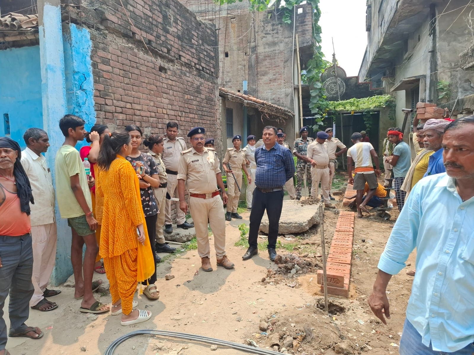 दंडाधिकारी और पुलिस पदाधिकारी के मौजूदगी में हुआ घर का निर्माण कार्य