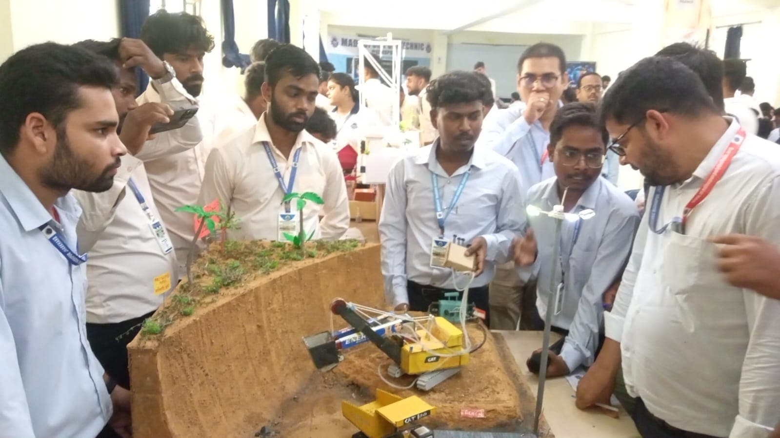 टेक फेस्ट-2026 में छात्रों ने पेश किये आकर्षक मॉडल
