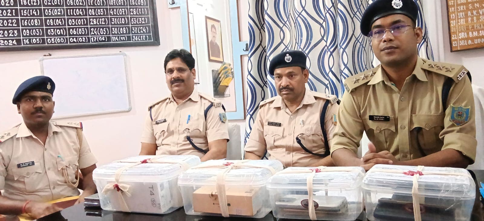 चोरी के 10 मोबाइल के साथ एक नाबालिग किशोर निरुद्ध