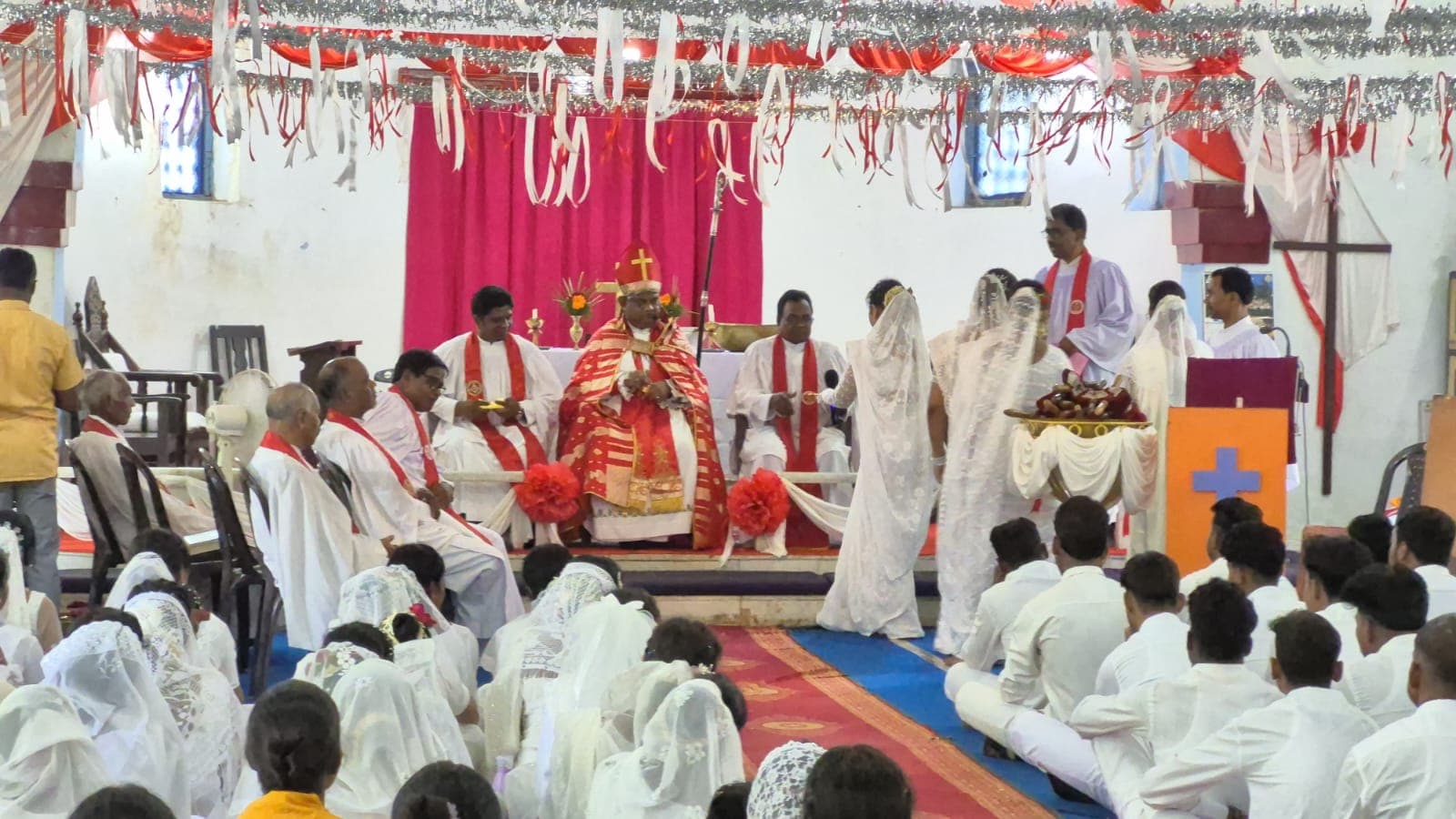 70 युवक-युवतियों को पवित्र दृढ़ीकरण संस्कार