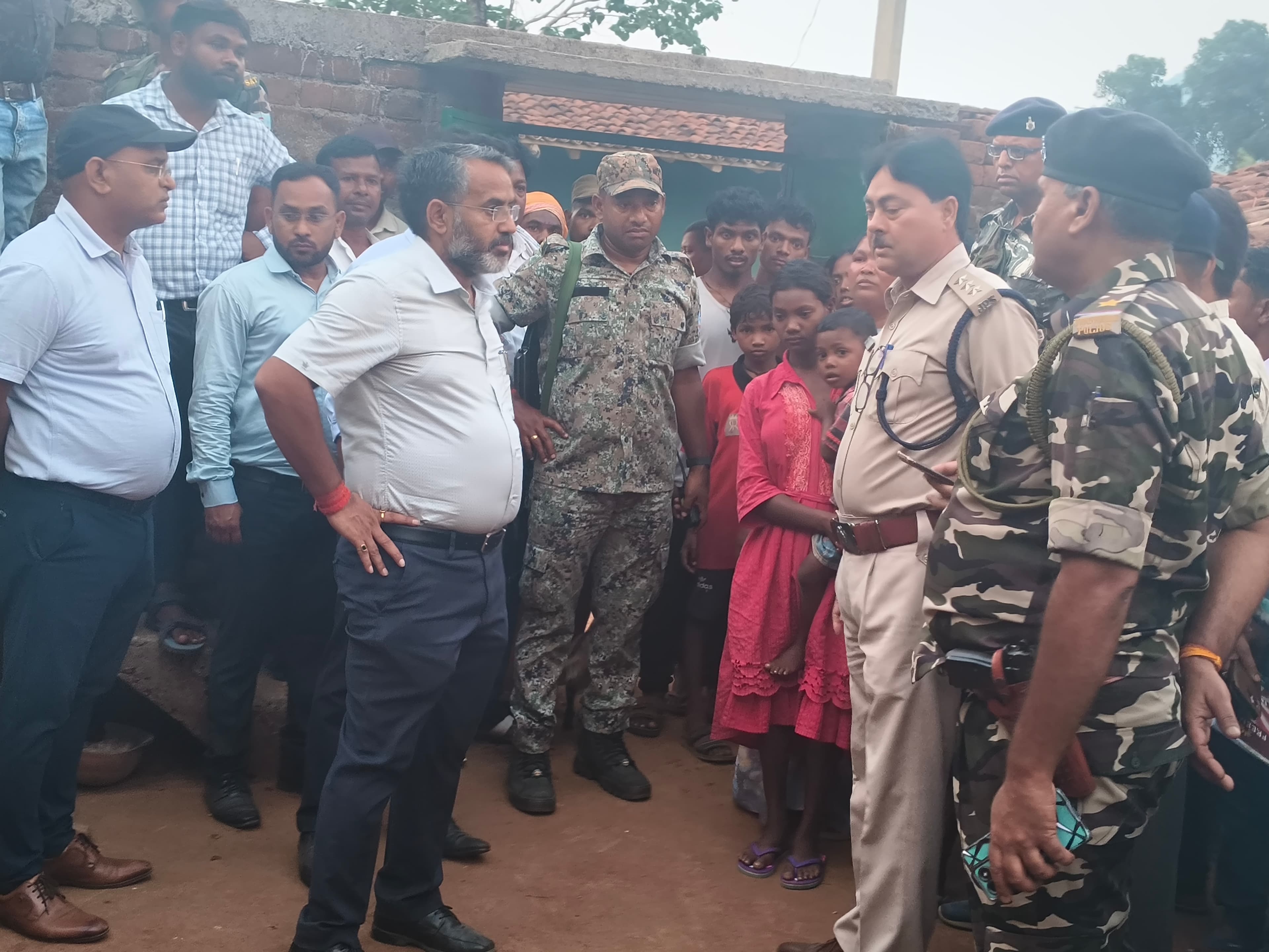 Giridih News :तिरिलटांड़ पहुंचे डीसी, पीड़ित परिवार से मिले