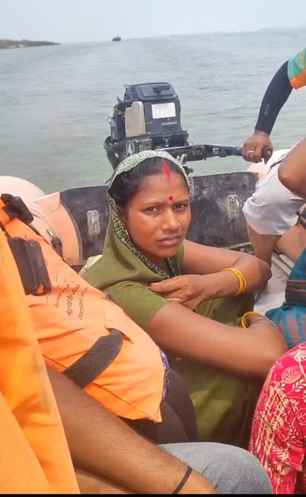 bgaalpur news. बीच गंगा में बंद हुई नाव, एसडीआरएफ ने चलाया राहत अभियान
