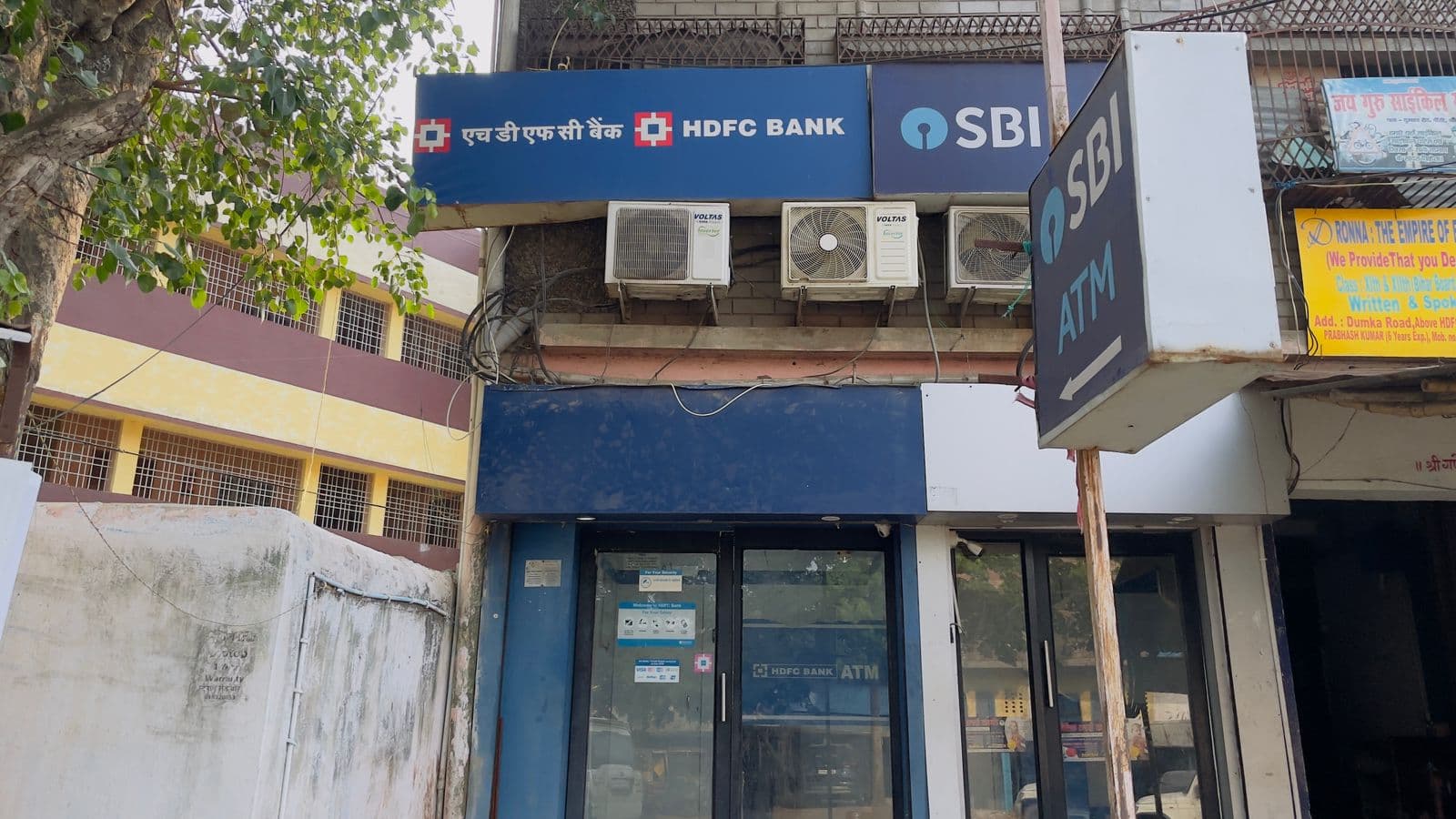 एटीएम में कार्ड फंसा, मदद के बहाने ठगों ने खाते से उड़ाए ₹23,500