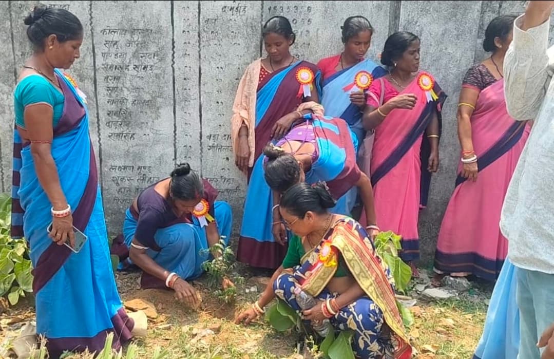 भालूपानी एवं लान्डुपोदा में विश्व पर्यावरण दिवस पर मुखियाओं ने किया पौधारोपण