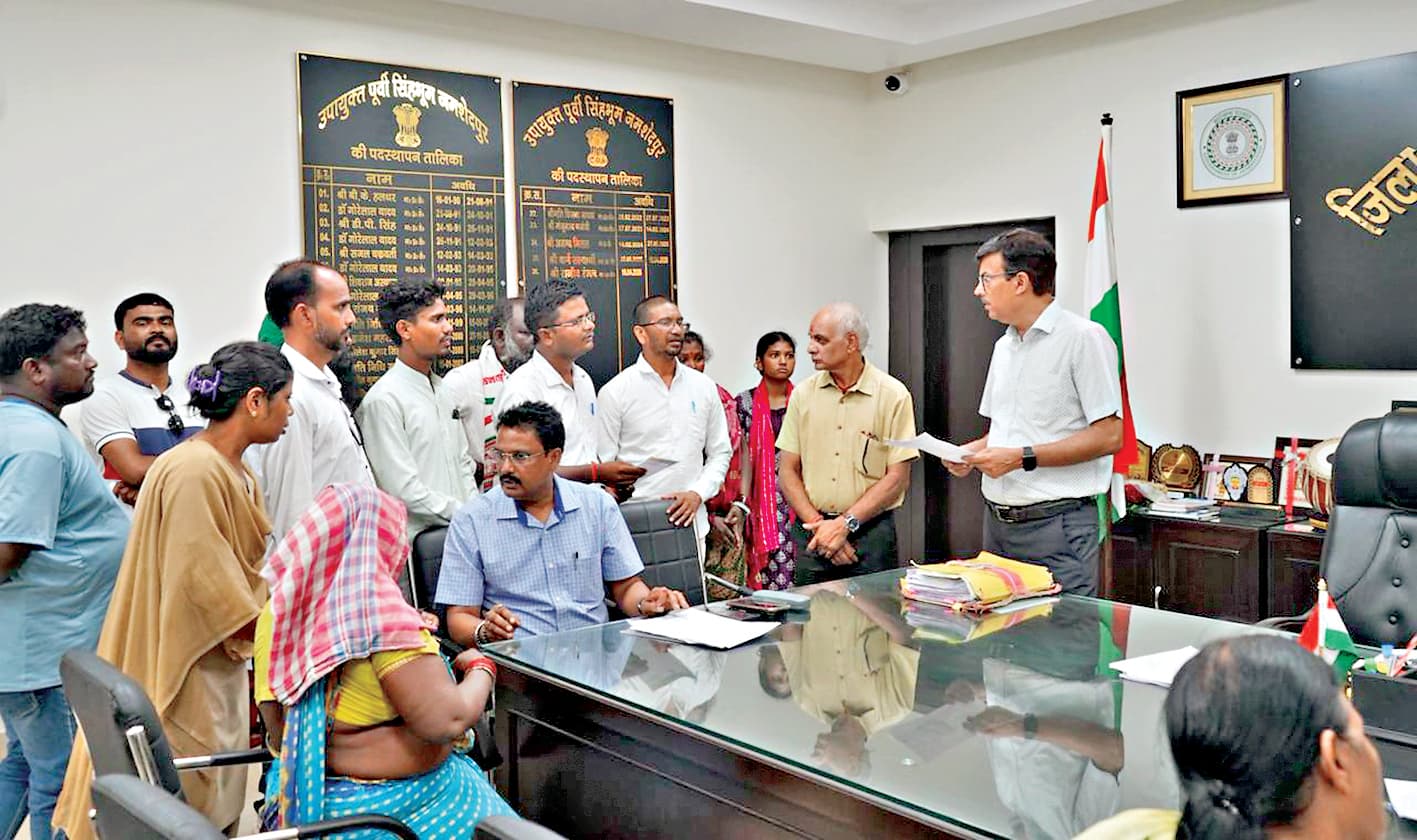 Jamshedpur News : उपायुक्त ने सुनीं जनता की समस्याएं, अधिकारियों को दिये समयबद्ध निष्पादन के निर्देश