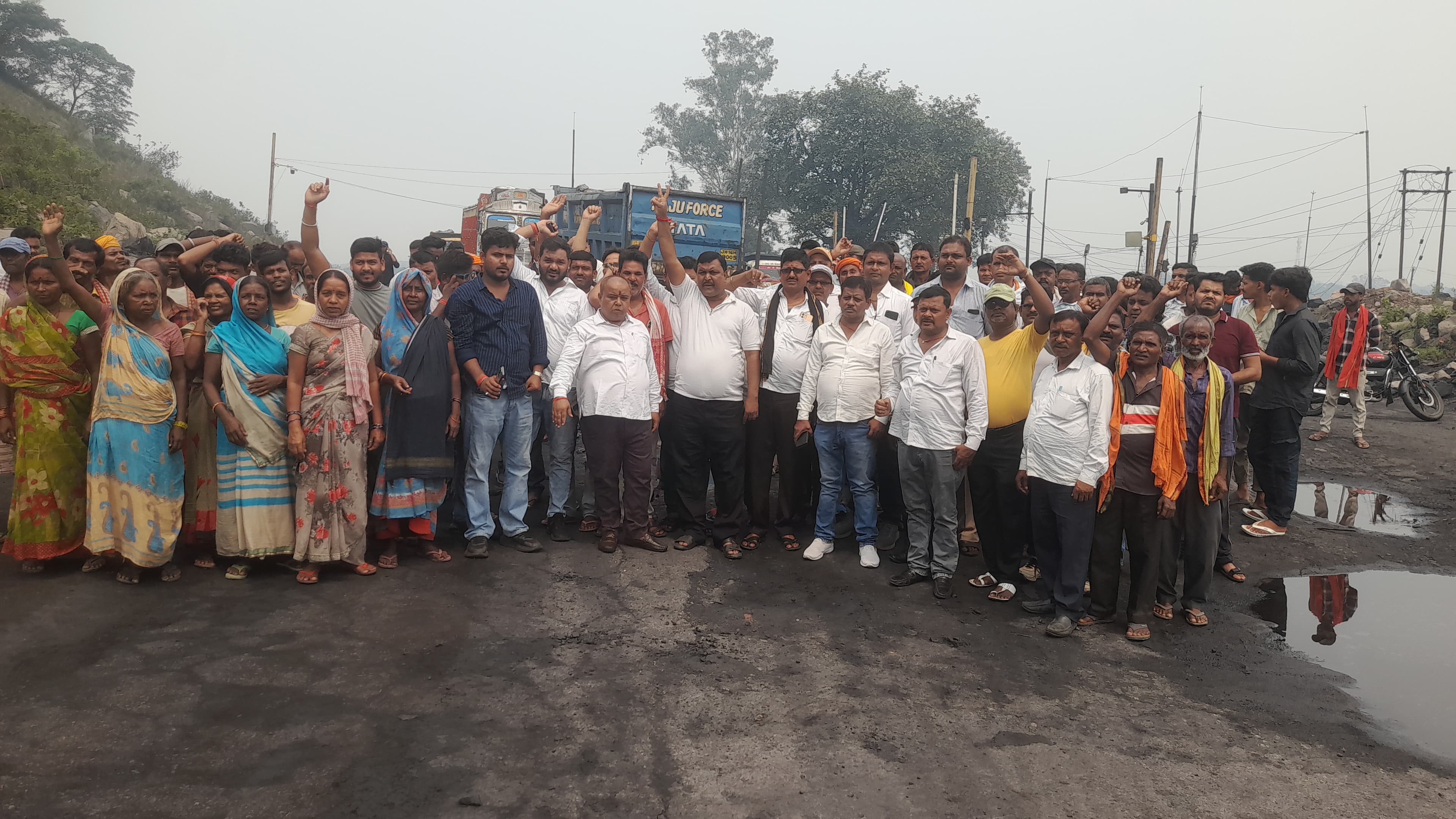 Dhanbad News: लोडिंग चार्ज बढ़ाने व स्थानीय को काम देने की मांग को लेकर मजदूरों का प्रदर्शन