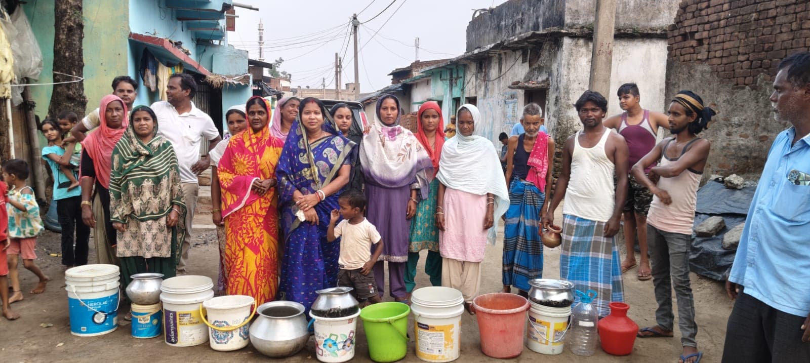 Dhanbad News : पानी के लिए महिलाओं ने खाली बर्तनों के साथ किया प्रदर्शन
