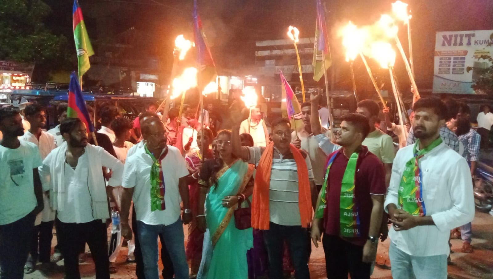 Dhanbad News : कुमारधुबी में आजसू ने निकाला मशाल जुलूस