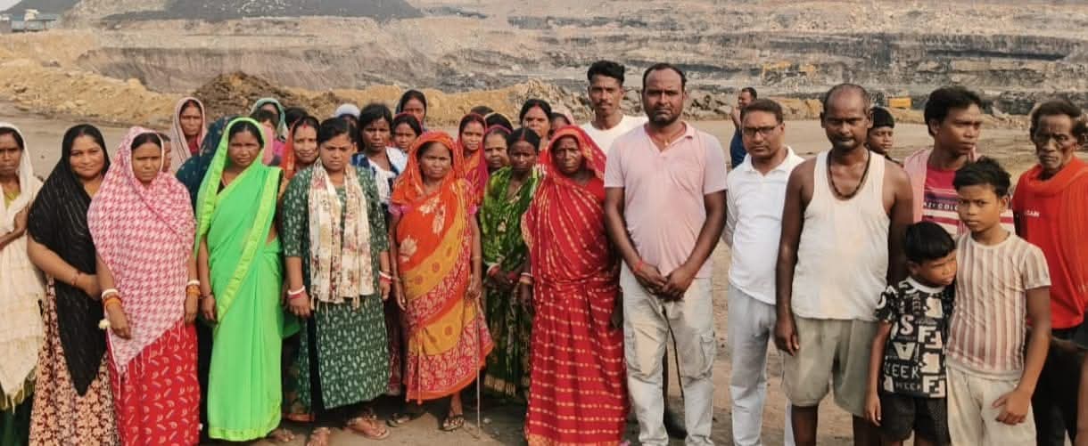 Dhanbad News : ब्लास्टिंग से घरों में गिरे पत्थर, ग्रामीणों ने किया प्रदर्शन