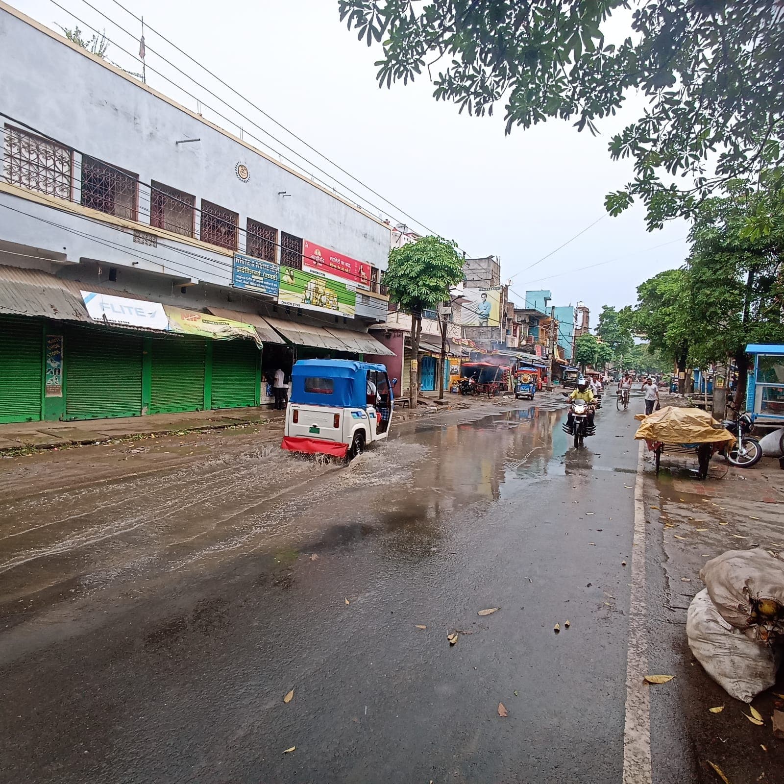 झमाझम बारिश से मौसम हुआ सुहाना, गर्मी से मिली राहत, शहर की सड़कों पर जलजमाव