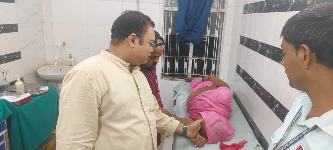 सोते समय महिला पर गिरा छत का पंखा, नाक और आंख में गंभीर चोट