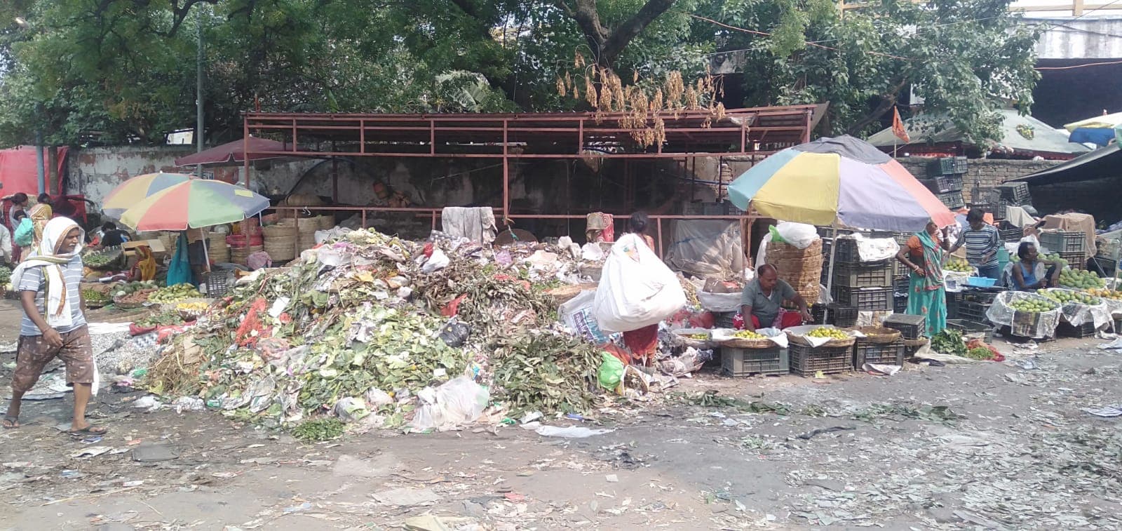 बाजार में चारों तरफ  फैली गंदगी, परेशान हैं व्यवसायी व ग्राहक