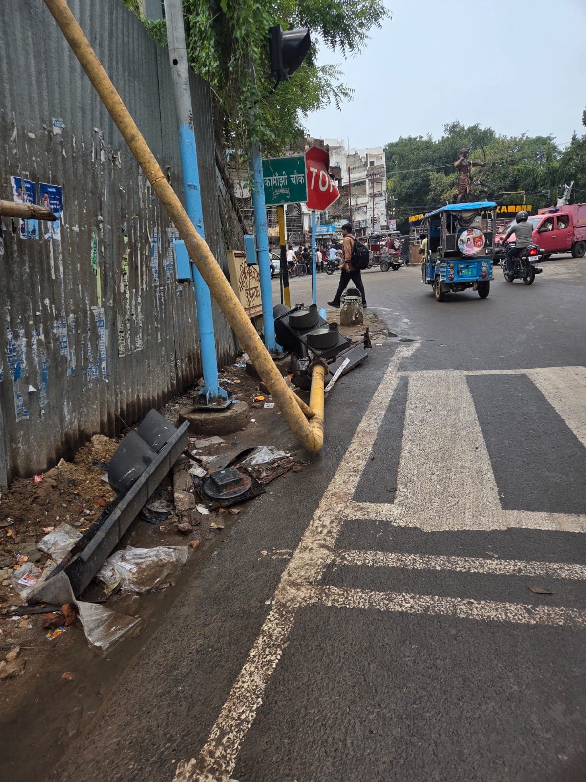 तूफान में तिलकामांझी चौक पर गिरे ऑटोमेटिक ट्रैफिक लाइट नहीं कराया गया दुरुस्त