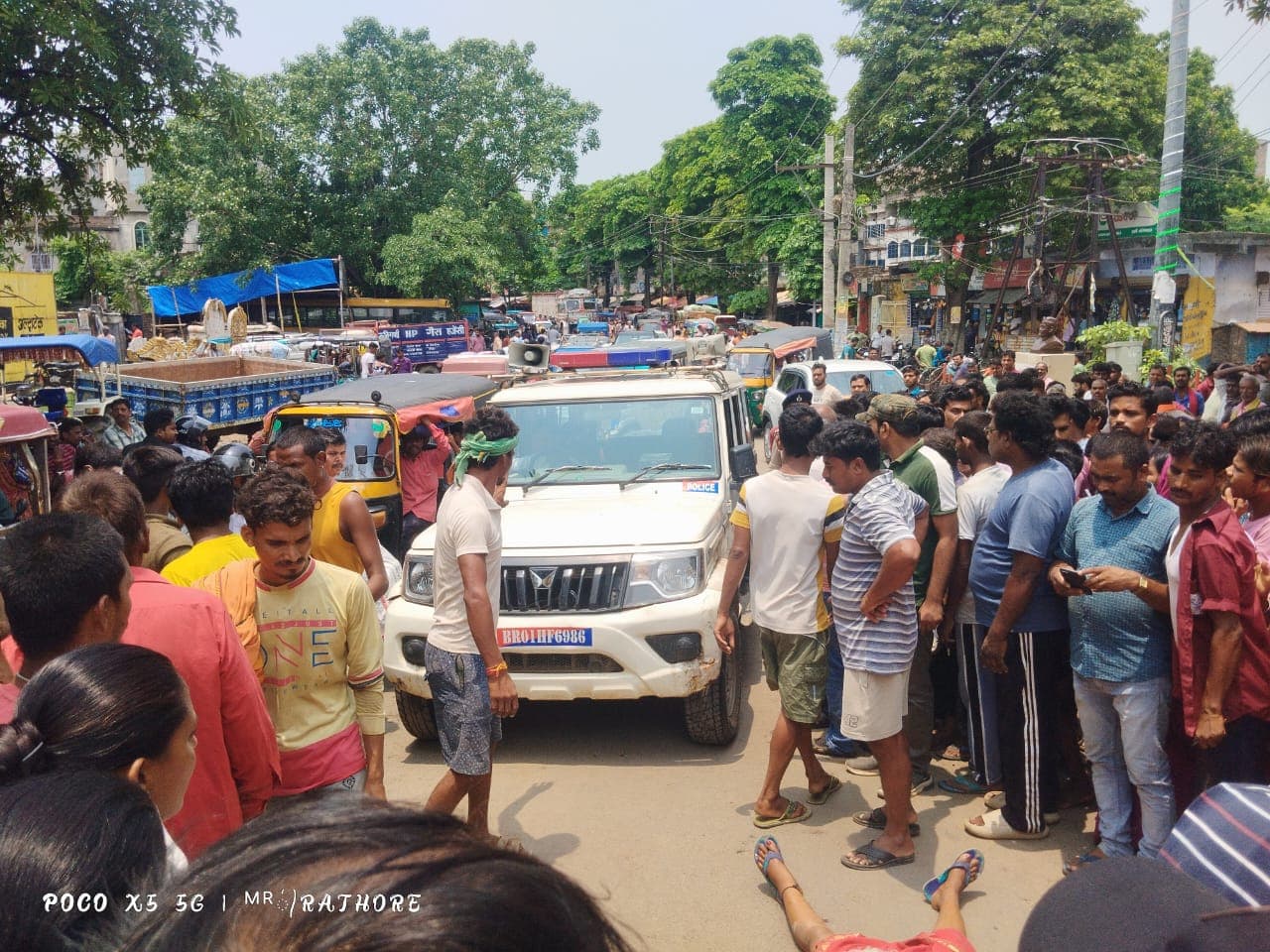 हाइवा ने बाइक सवार महिला को कुचला, मौत, बाइक चला रहे पति गंभीर