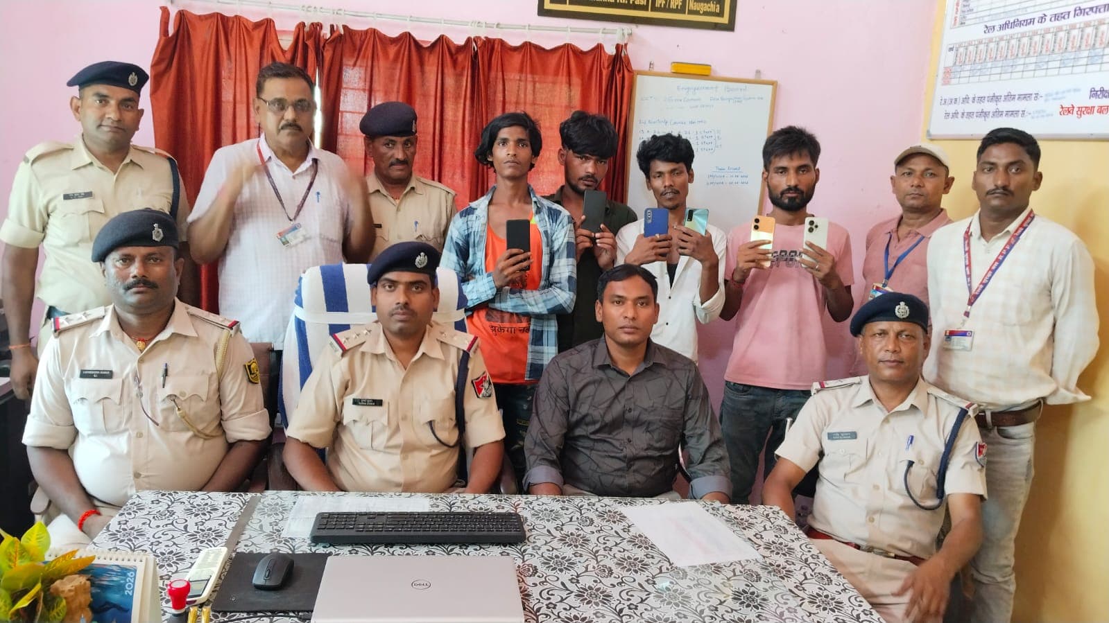नवगछिया स्टेशन पर बड़ा खुलासा: यात्रियों की नींद उड़ाने वाले चार शातिर मोबाइल चोर गिरफ्तार