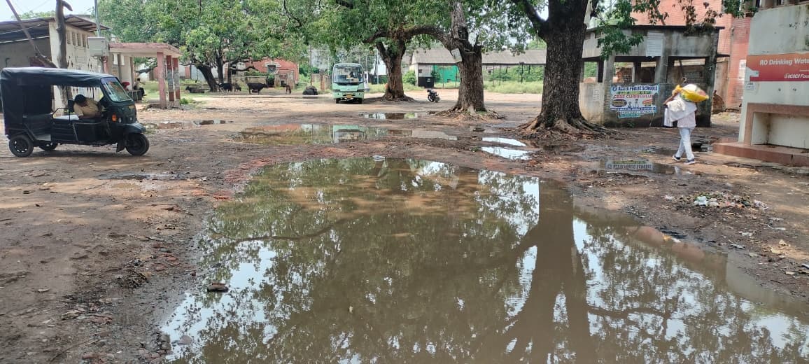 सुबह की बारिश से परिवहन निगम में जल-जमाव से यात्रियों को हुई परेशानी