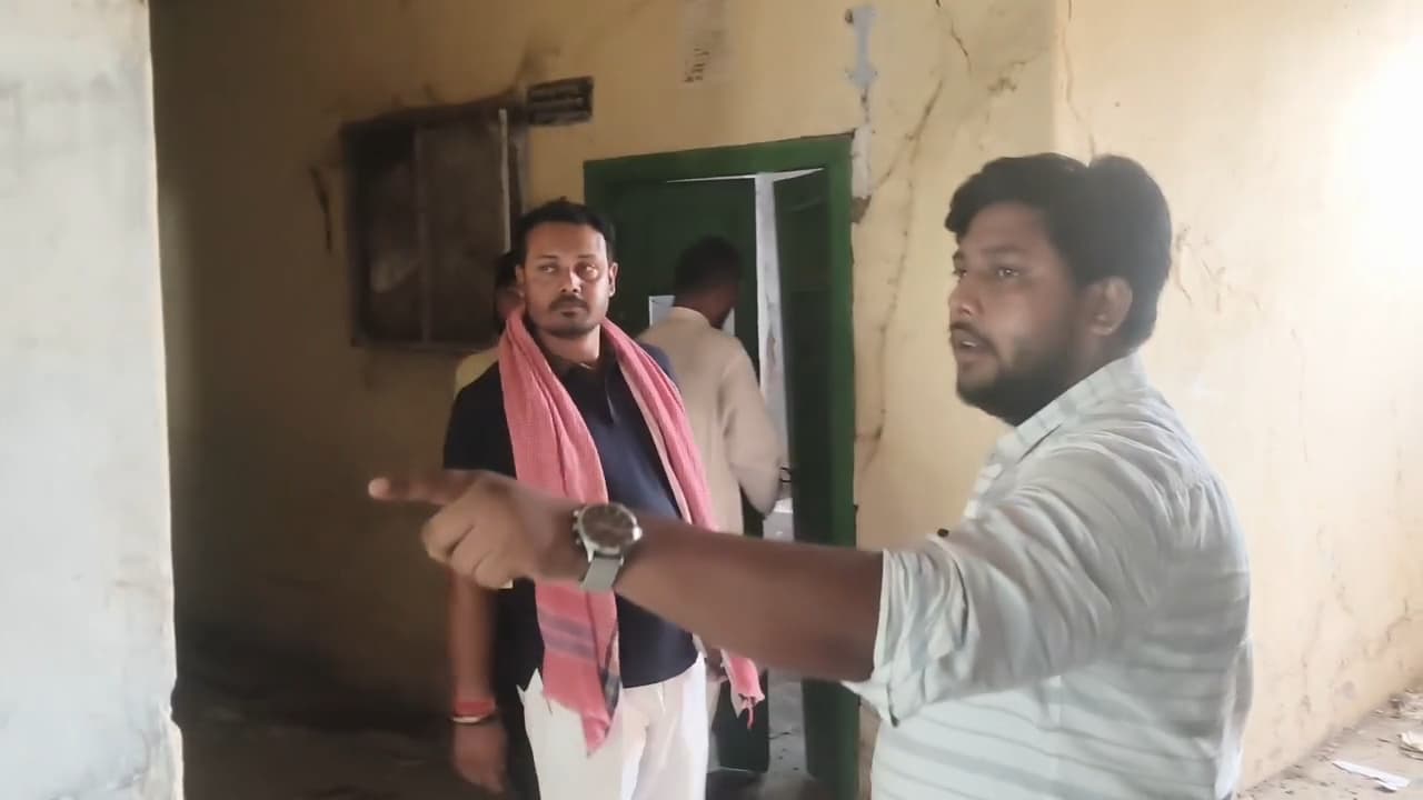 धोरैया प्रखंड मुख्यालय में जर्जर भवन को तोड़ने की कवायद शुरू