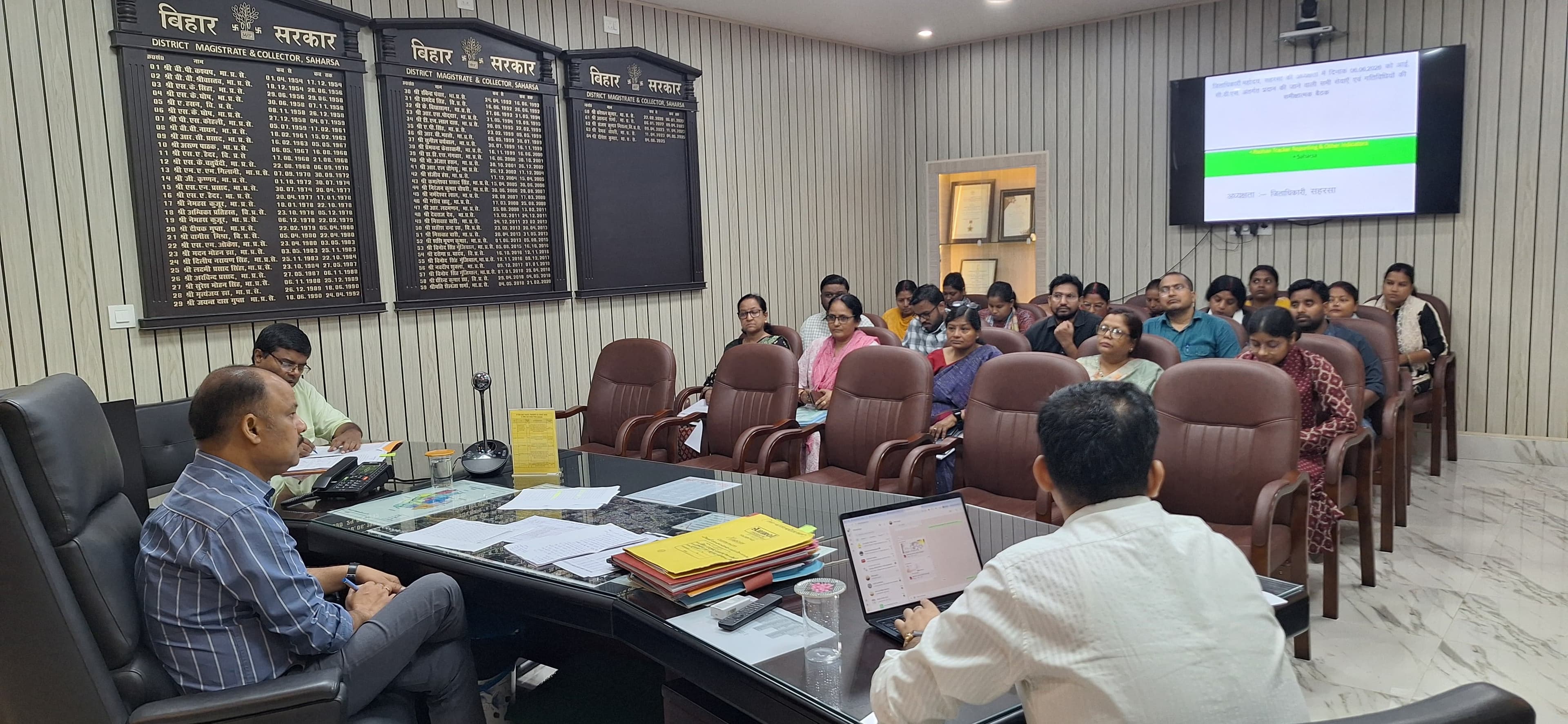 महिलाओं व बच्चों के सशक्तिकरण पर डीएम का जोर