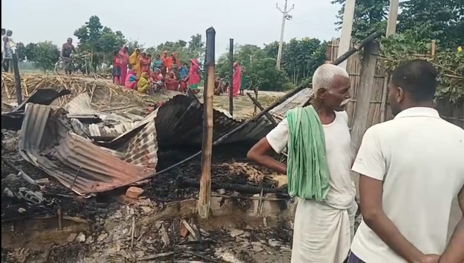 अगलगी में दो घर जले, दो बकरियों की मौत, बाइक समेत लाखों की संपत्ति स्वाहा