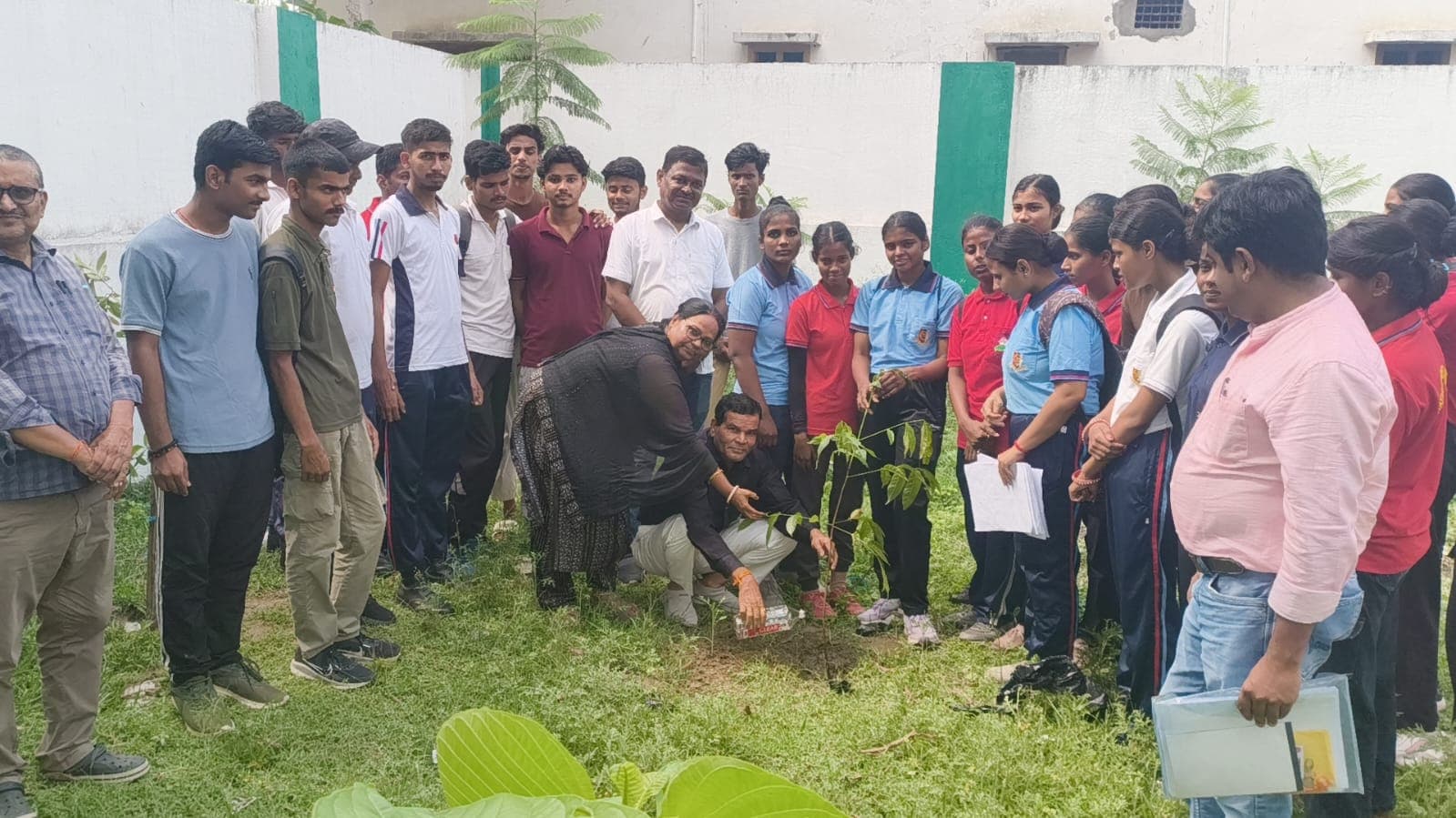 पर्यावरण संतुलन बनाये रखने के लिए पौधरोपण व जल संरक्षण जरूरी