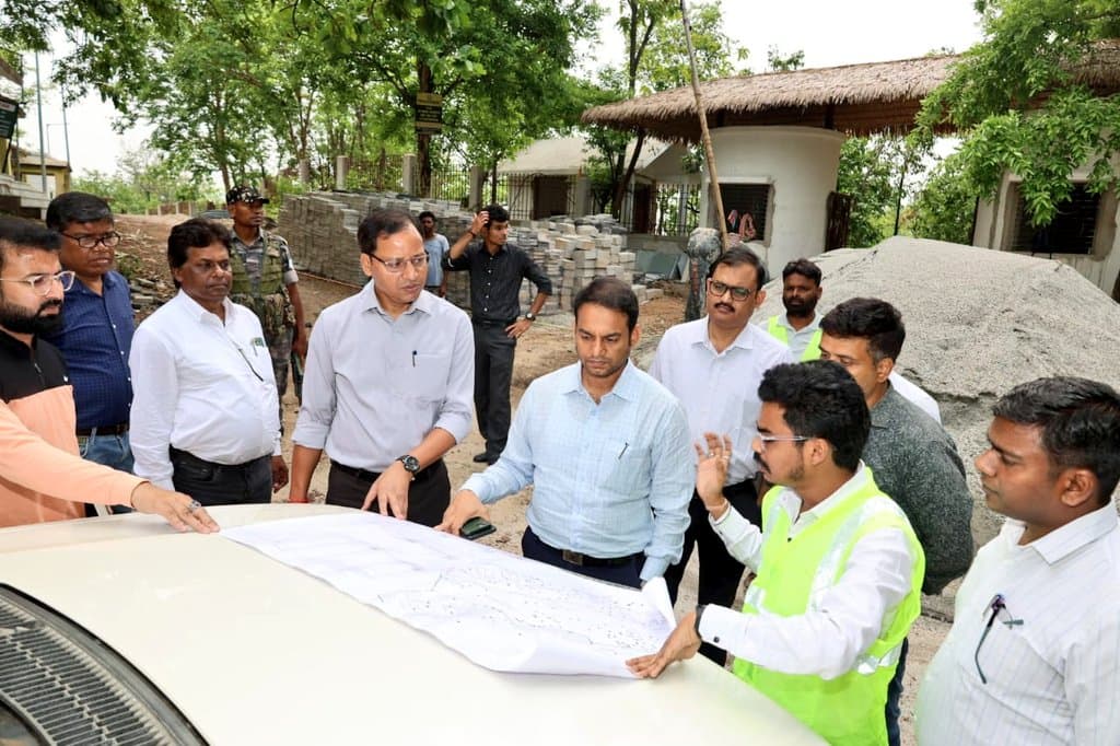 पर्यटन के लिए विकसित किये जा रहे पंचघाघ व पेरवाघाघ का डीसी ने किया निरीक्षण