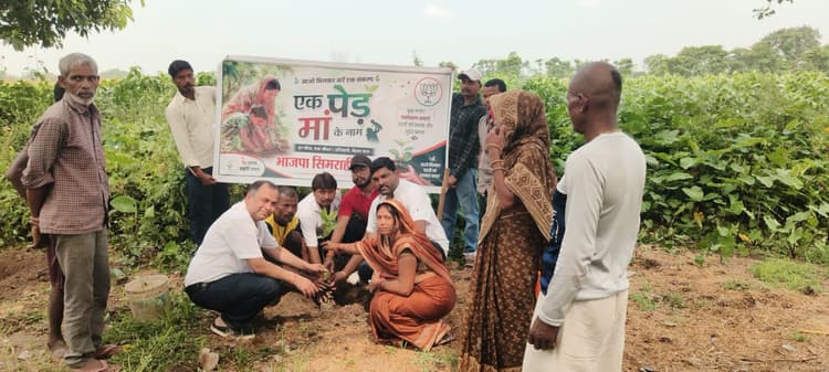 विश्व पर्यावरण सप्ताह के अवसर पर महादलित बस्ती में लगाये गये पौधे