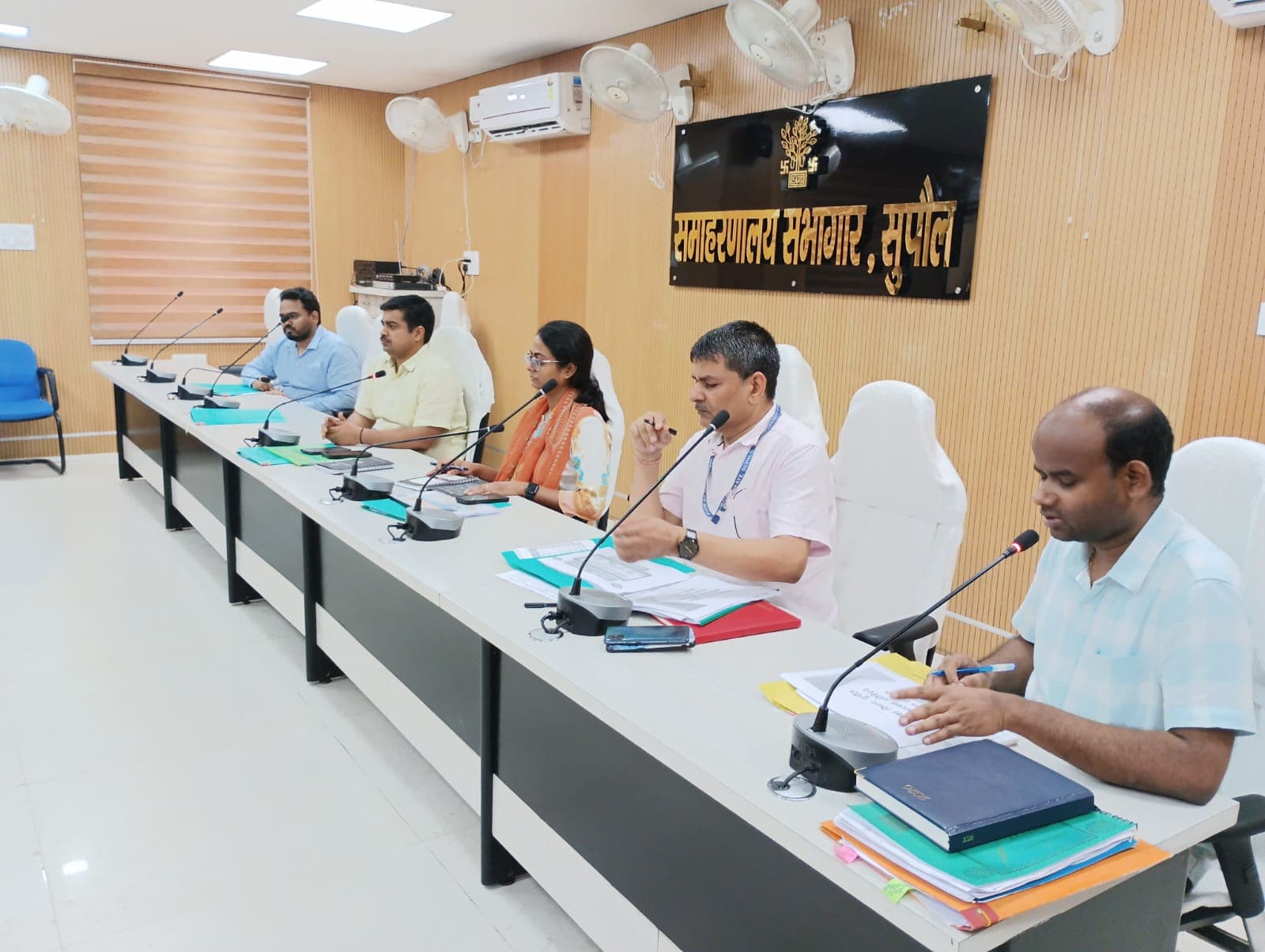शिक्षा व्यवस्था में सुधार को लेकर डीएम ने की समीक्षा, प्रतिवेदन प्रस्तुत नहीं करने पर दिखे सख्त