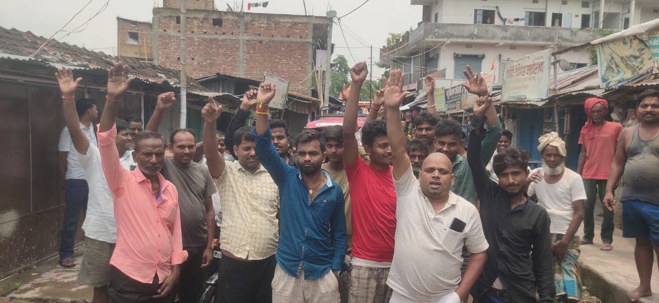 भर्राही बाजार में जलजमाव की समस्या को लेकर ग्रामीणों ने किया प्रदर्शन