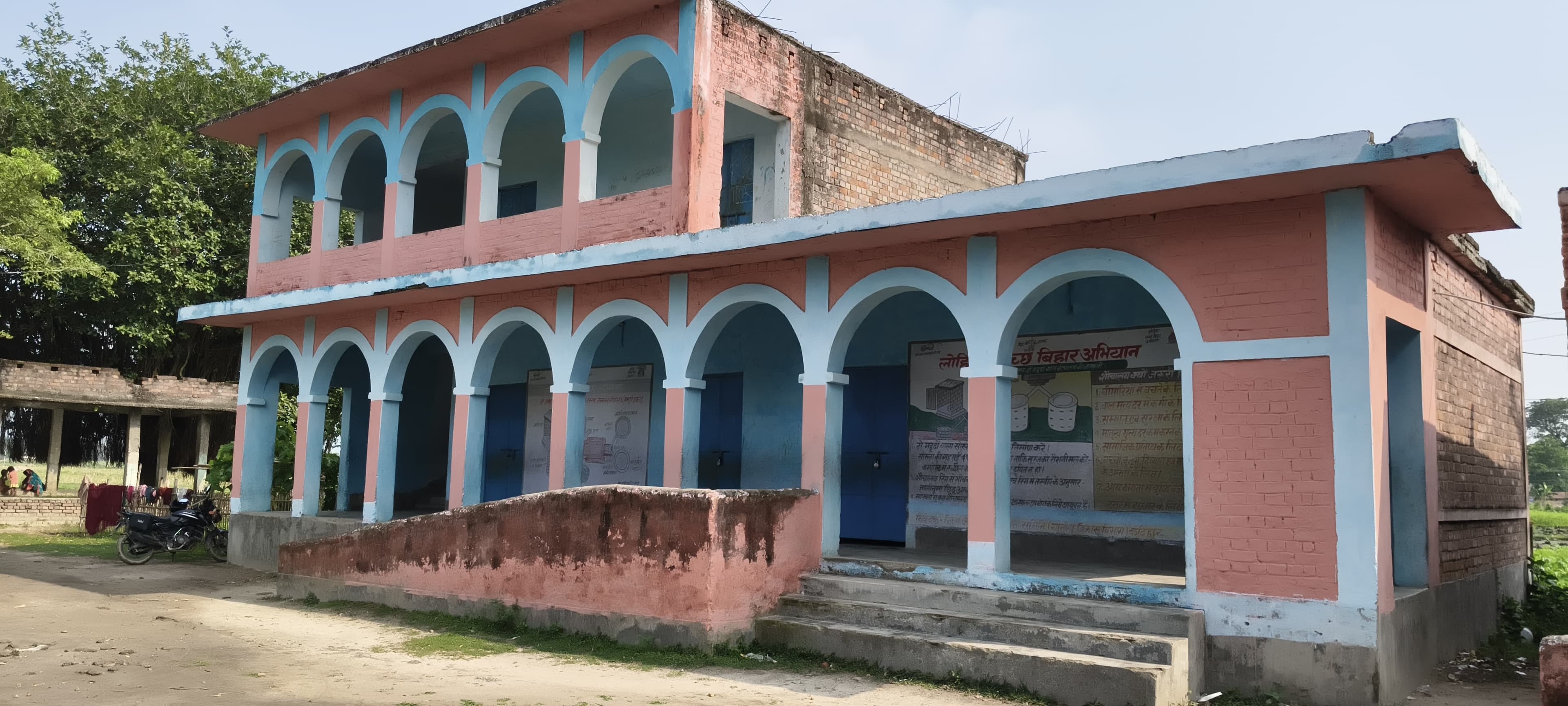 विद्यालय के चार कमरों का ताला तोड़कर आठ पंखे व 20 बल्ब उड़ा ले गये चोर