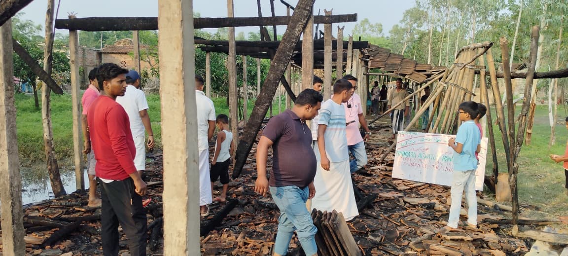 सरकारी मदरसा में देर रात लगी आग, लाखों के समान जले