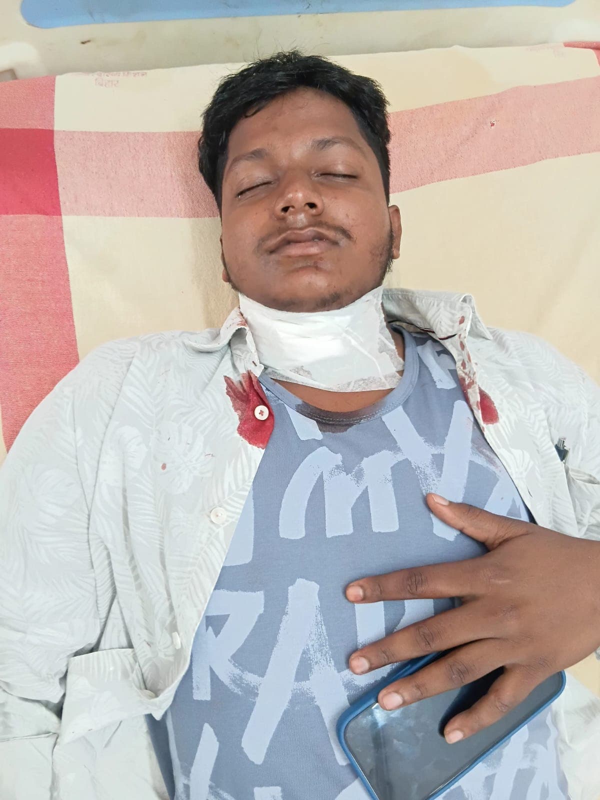 युवक के गले पर चाकू मार बदमाश बाइक लेकर फरार, हालत गंभीर