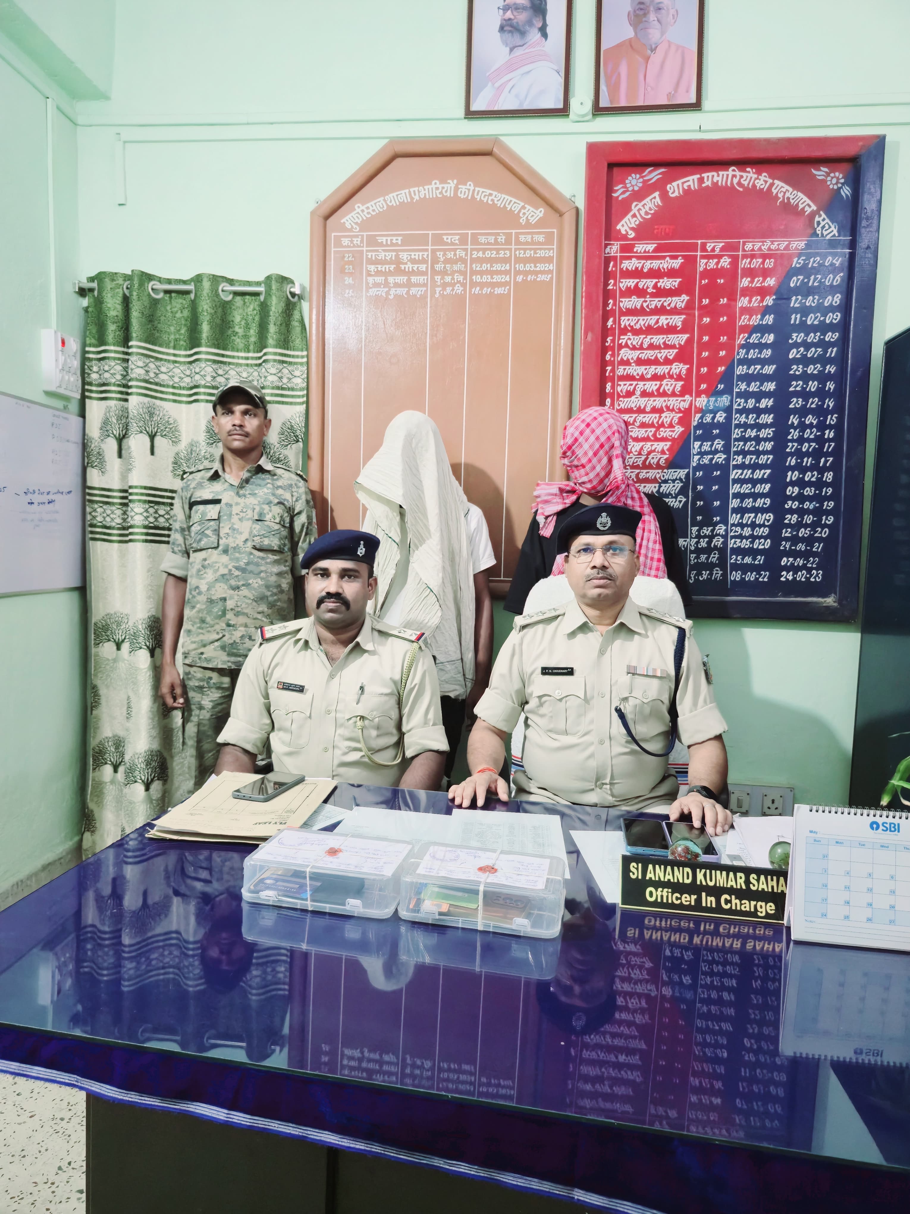 दो साइबर ठग धराये, सात एटीएम व दो मोबाइल जब्त