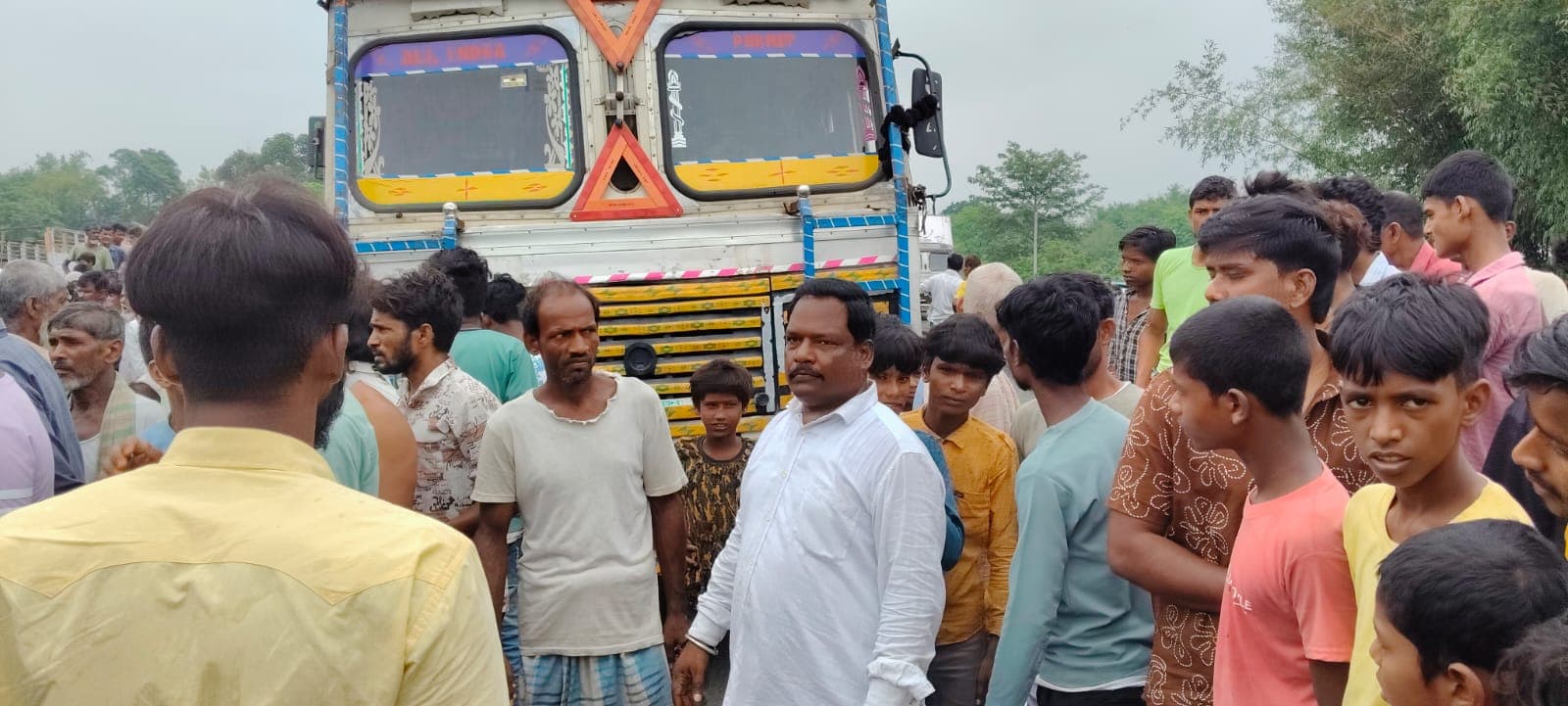 बाइक सवार को ट्रक ने कुचला, मौत, विरोध में एनएच जाम